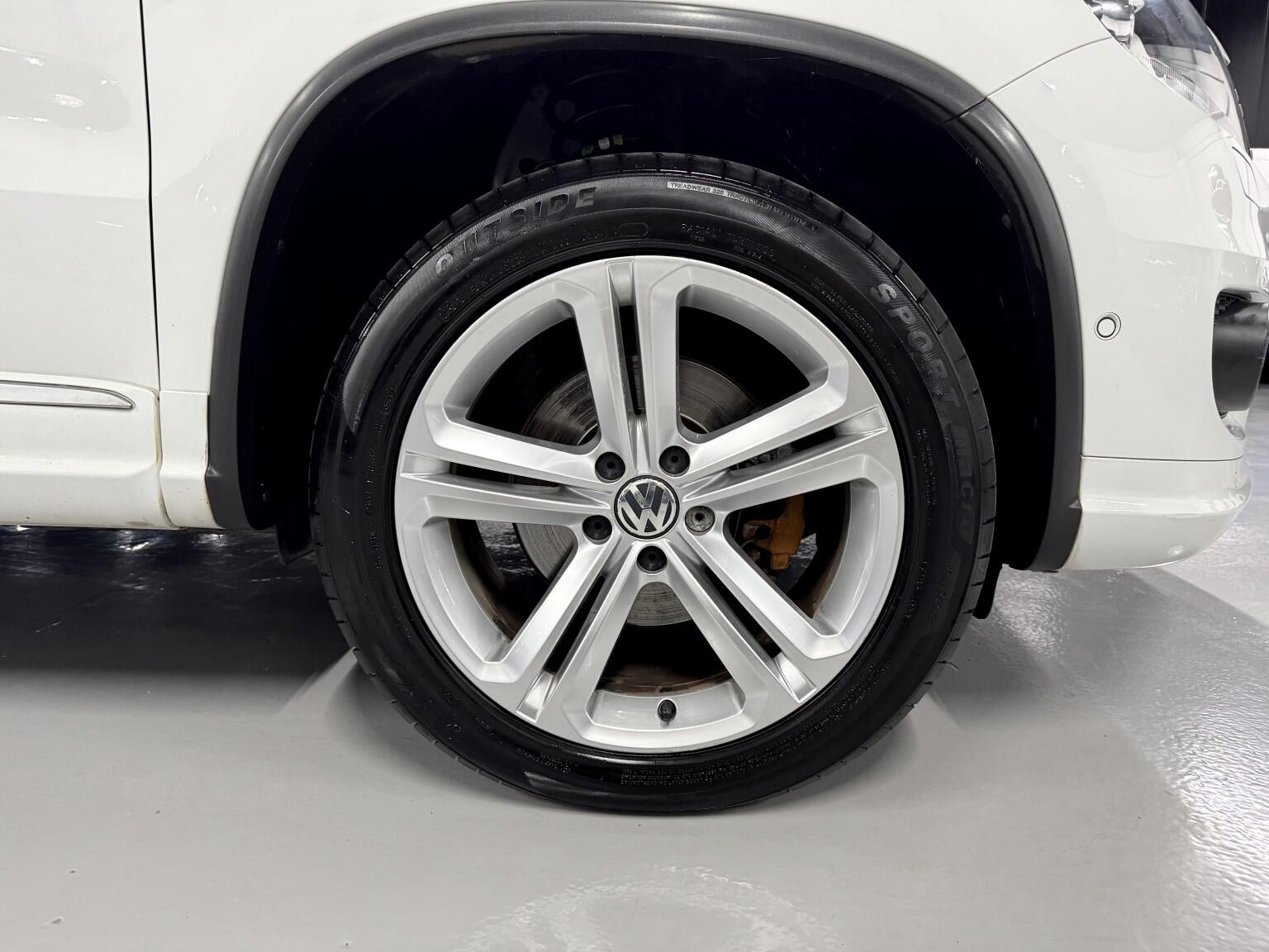 Volkswagen Tiguan view 4