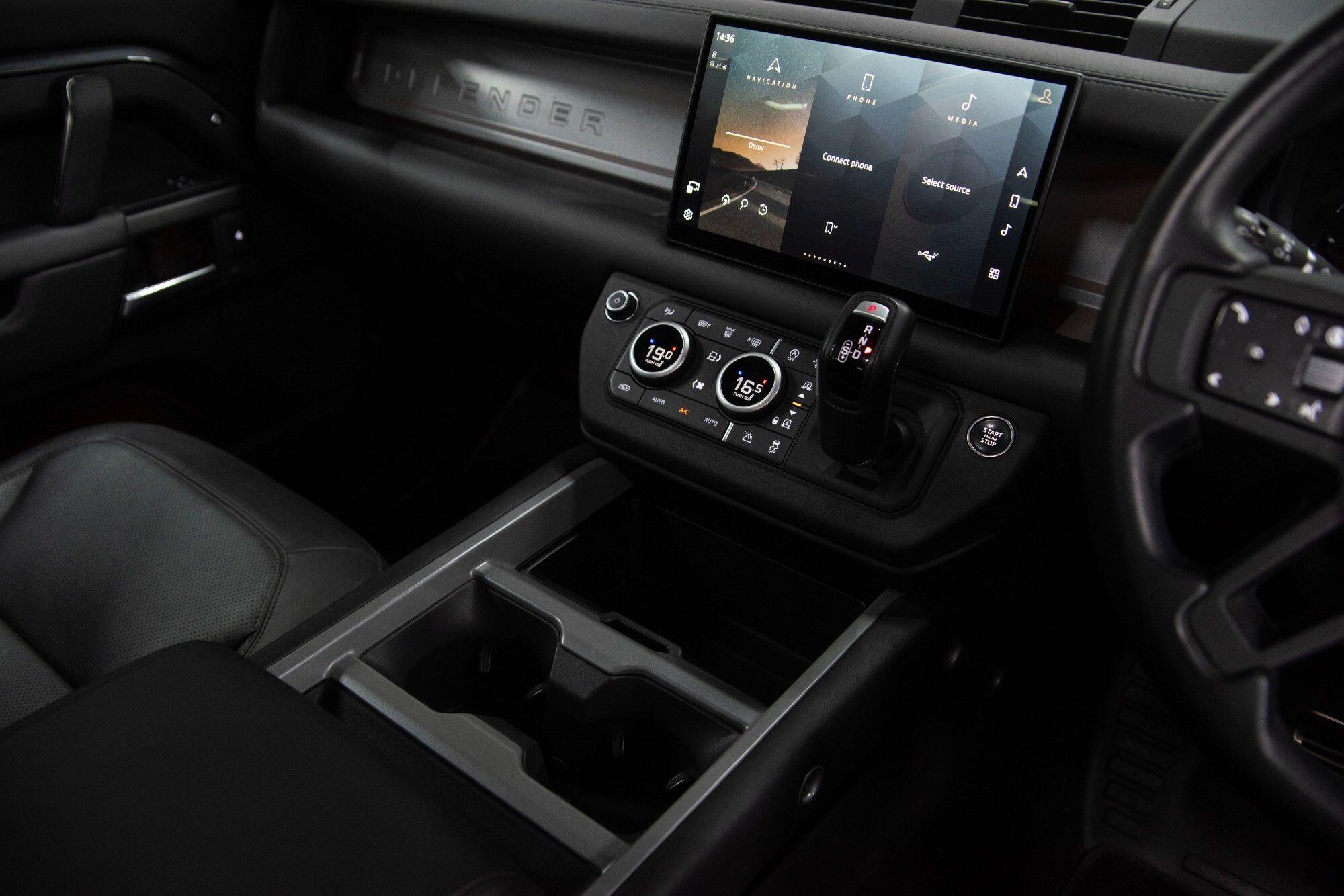 Land Rover Defender 110 view 27