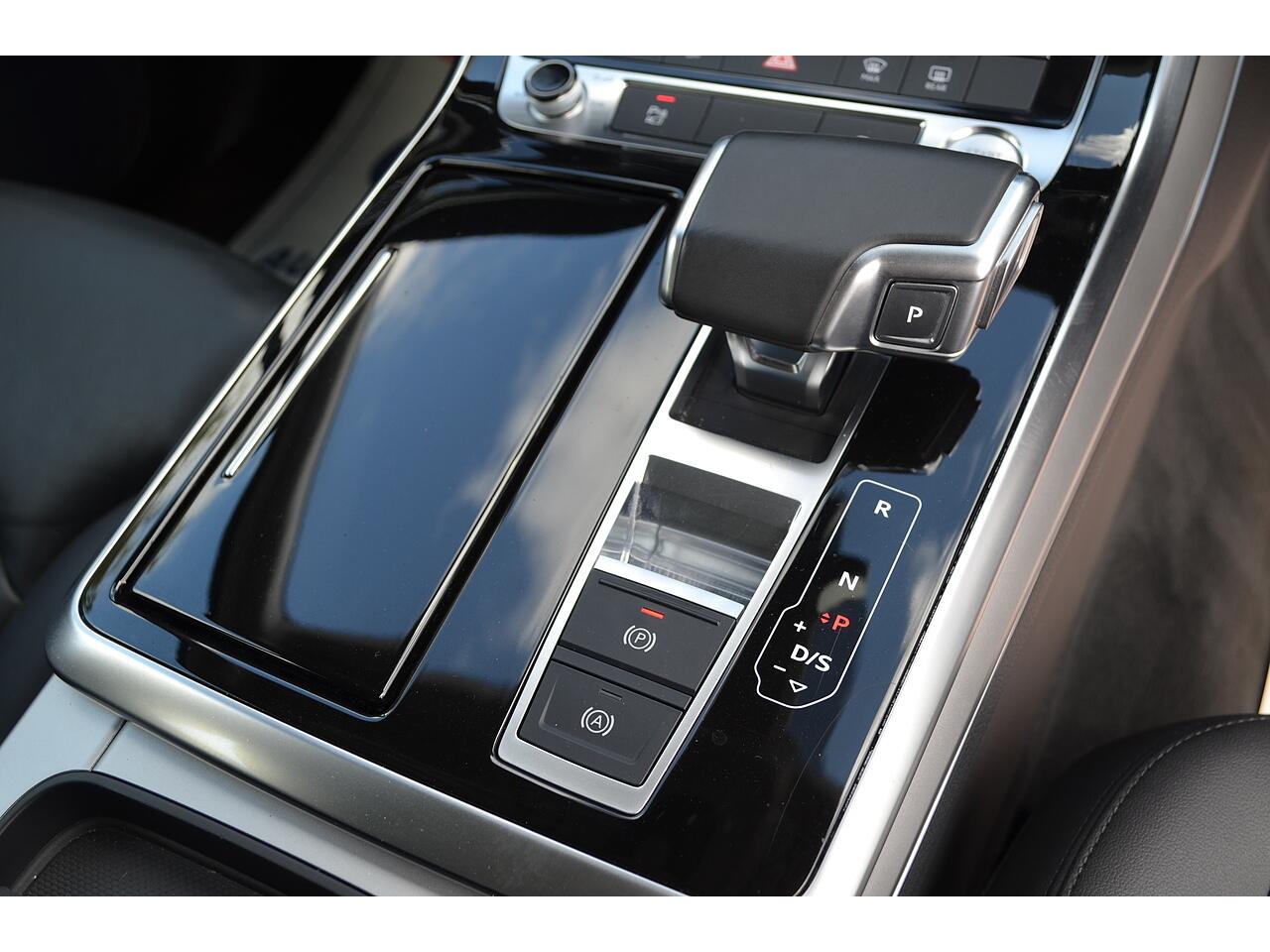 Audi Q7 view 24