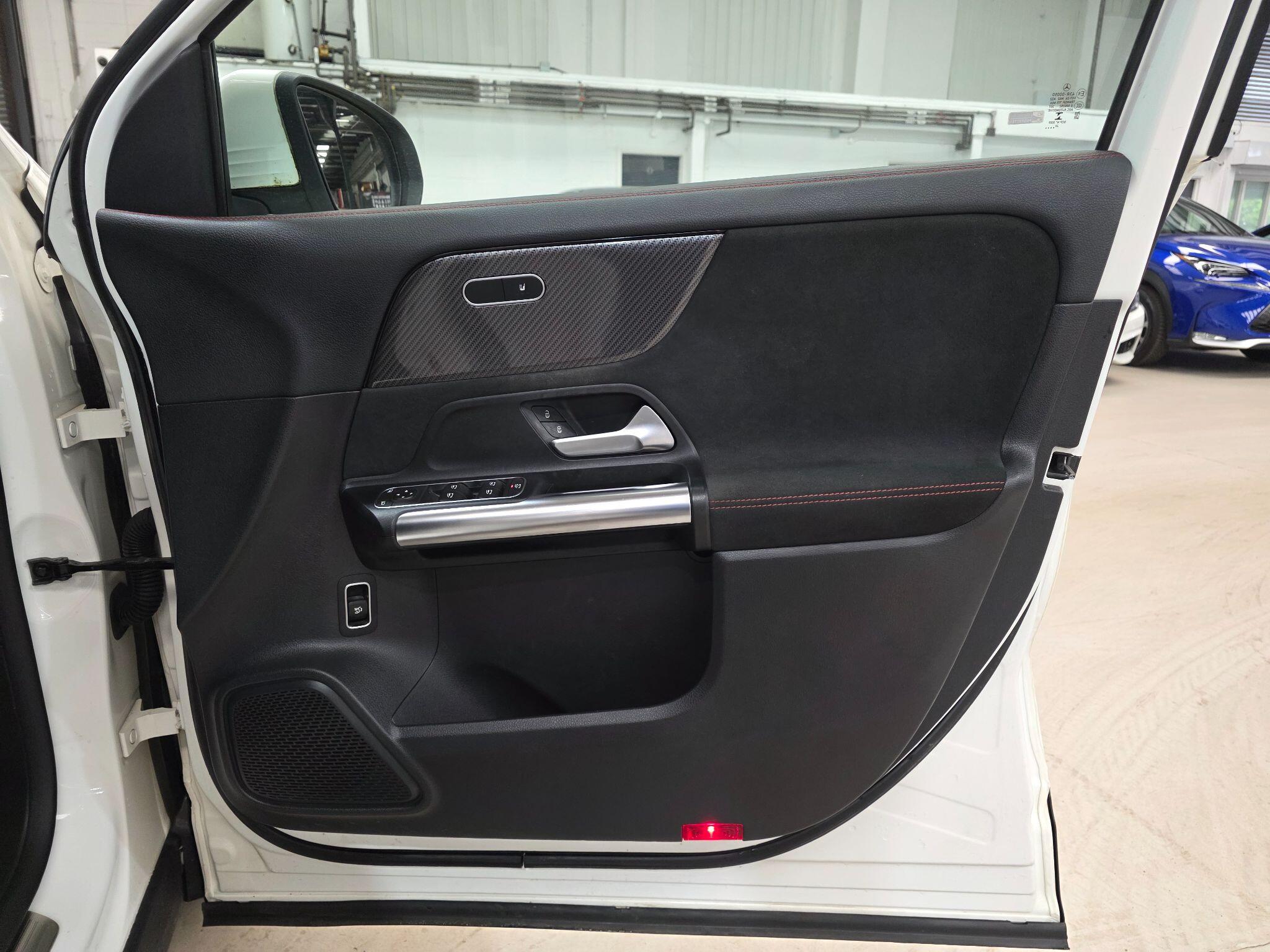 Mercedes-Benz Gla view 11