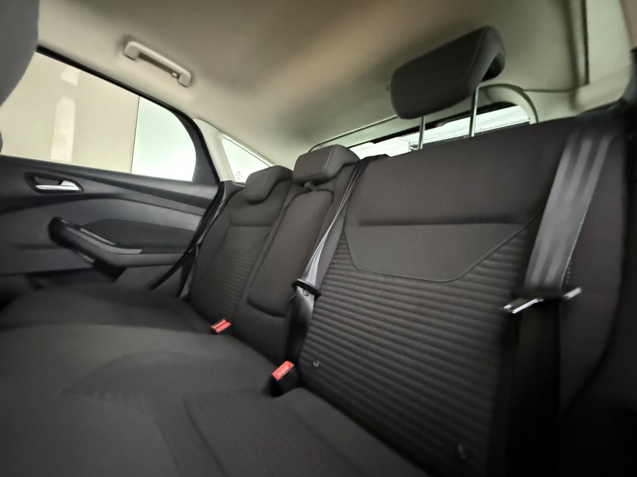 Ford Focus view 27
