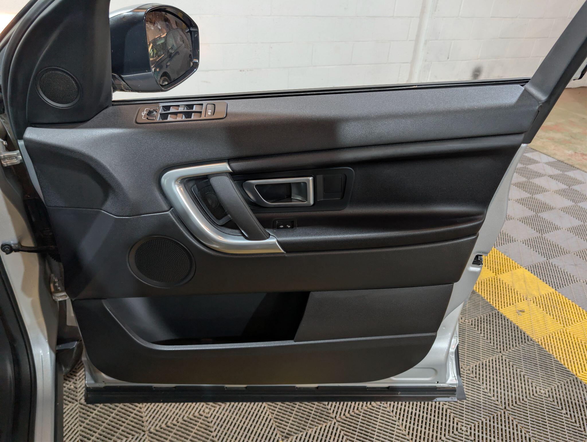 Land Rover Discovery Sport view 37