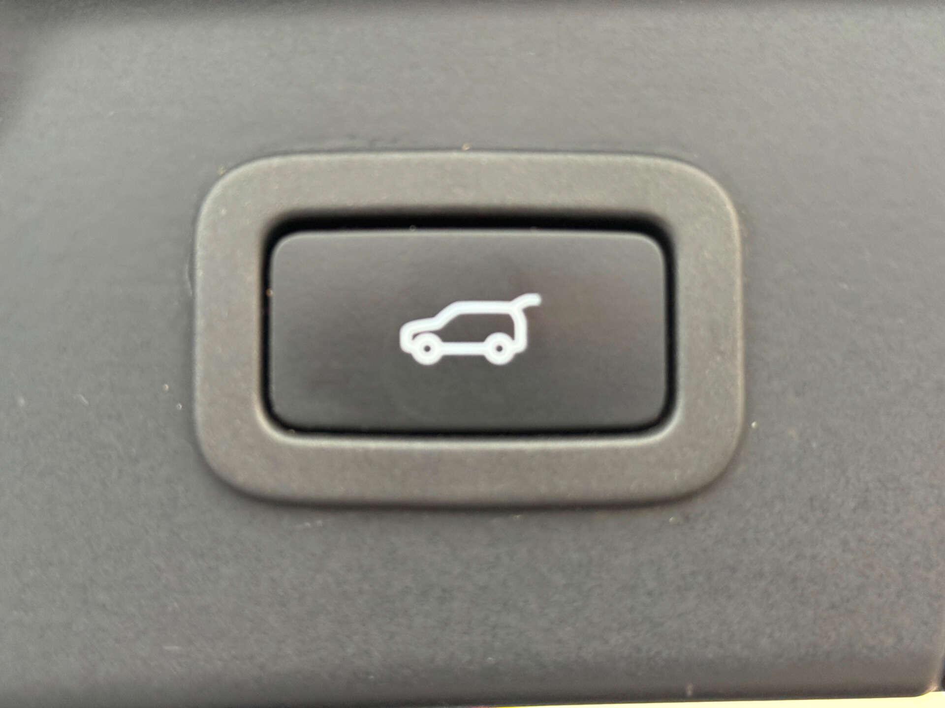 Land Rover Range Rover Velar view 39