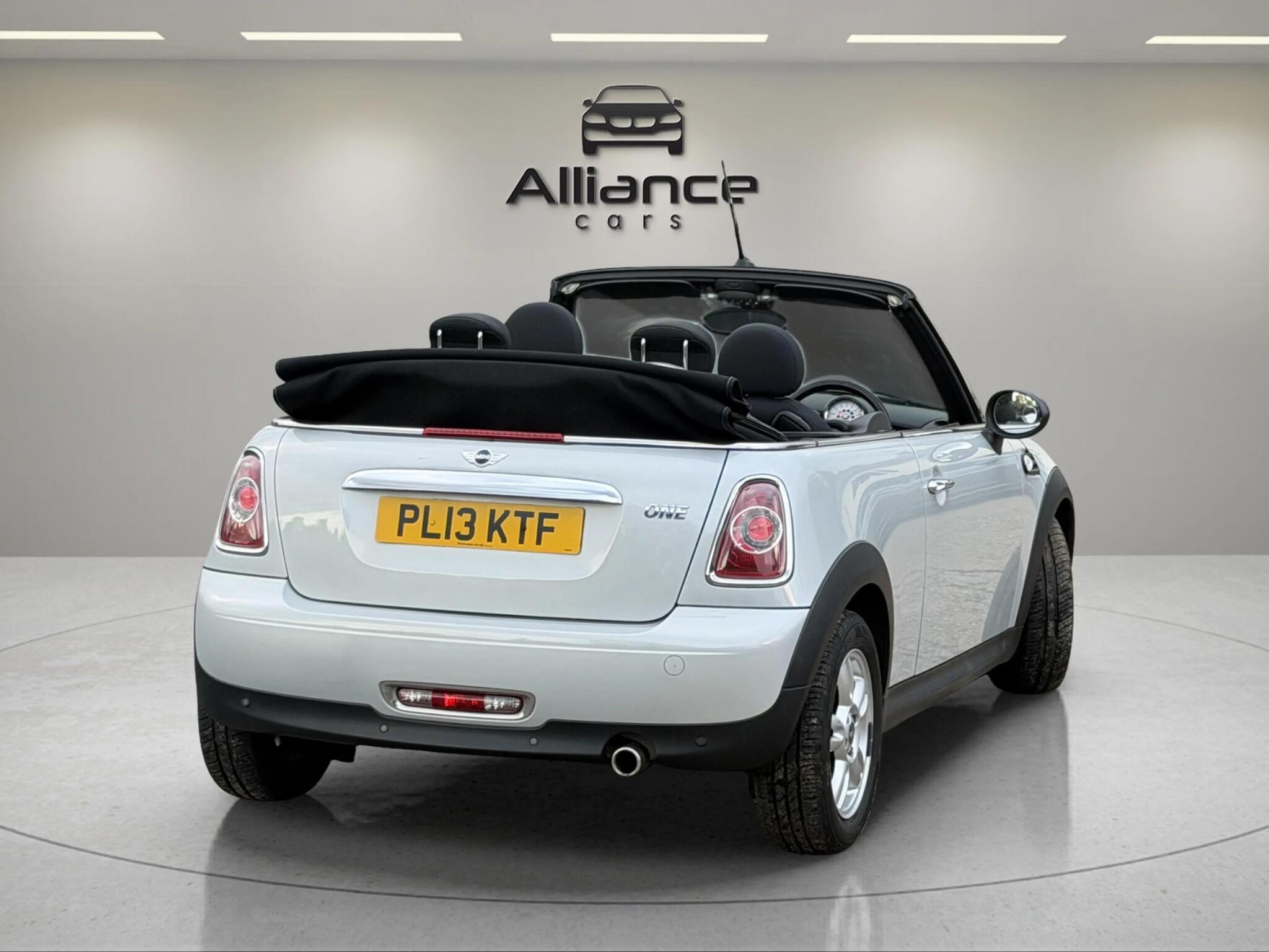 Mini Convertible view 25
