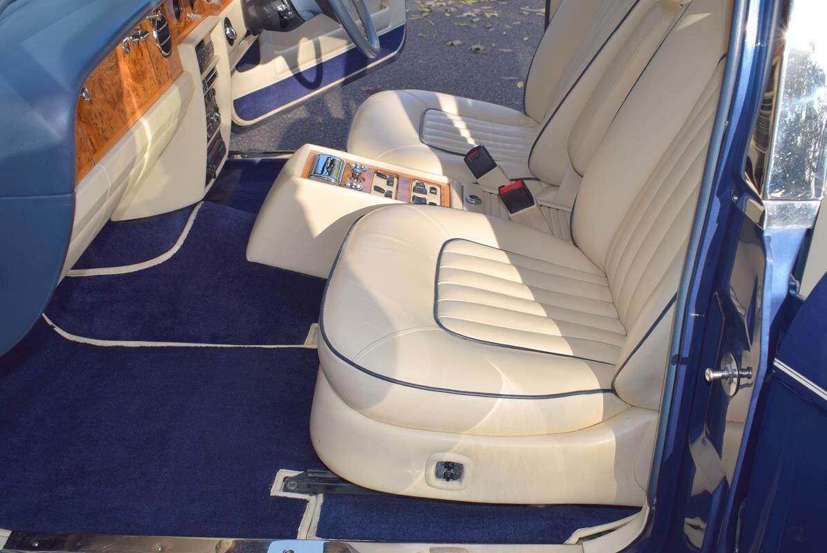 Rolls-Royce Silver Spirit view 17