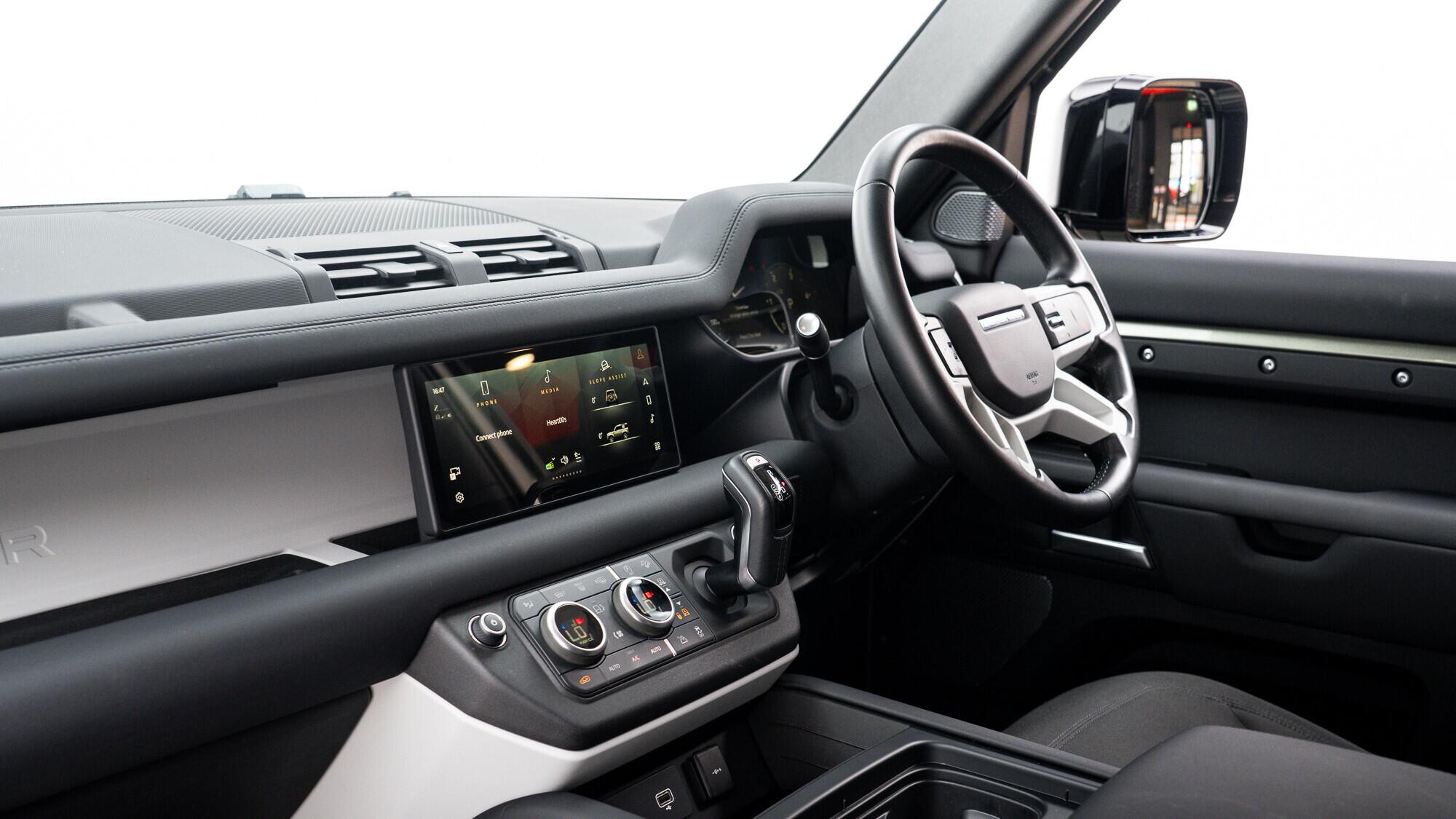 Land Rover Defender 90 view 17