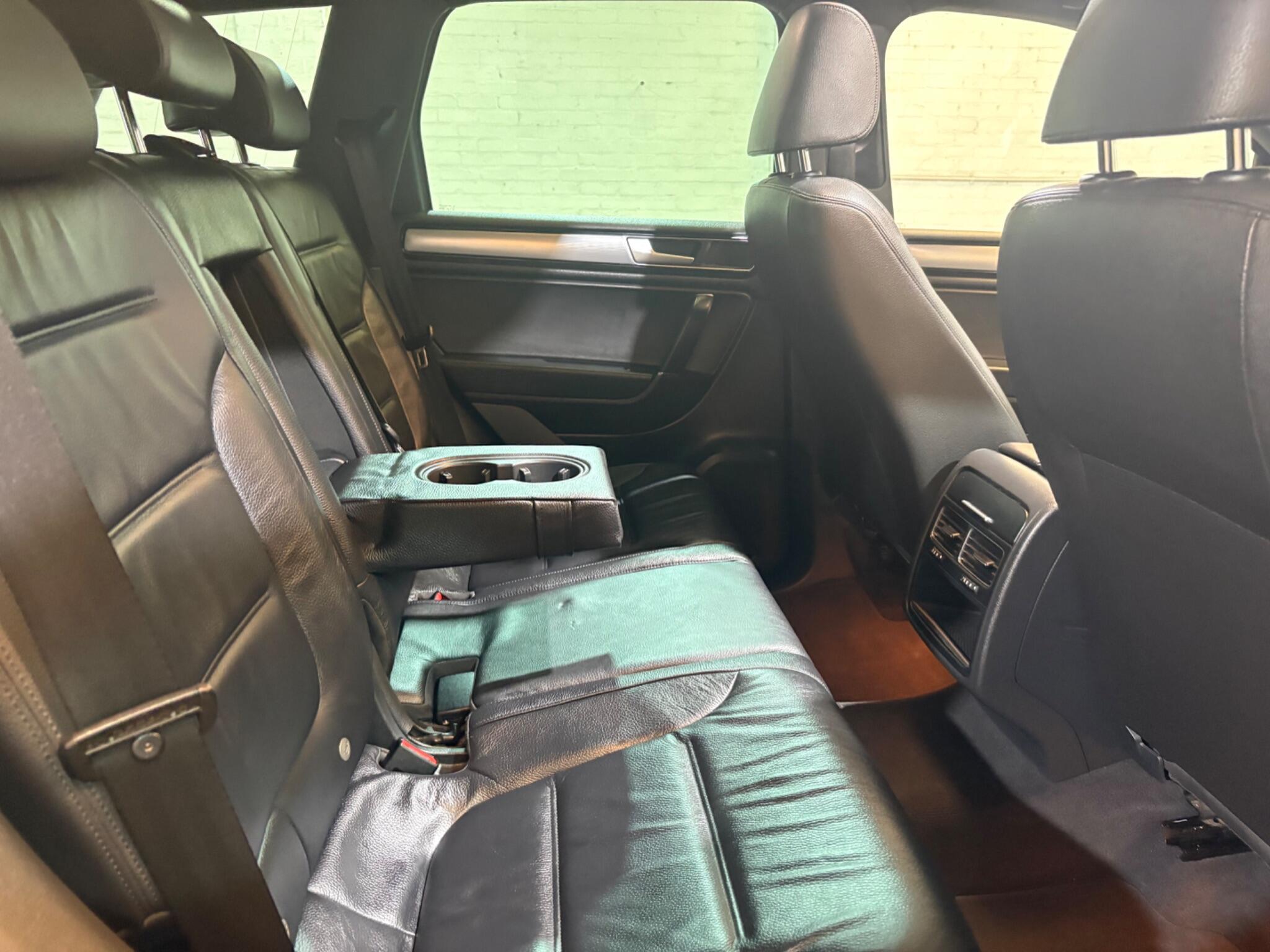 Volkswagen Touareg view 45