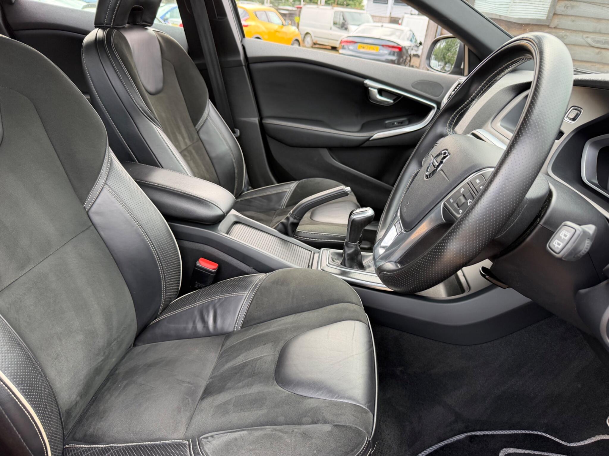 Volvo V40 view 19
