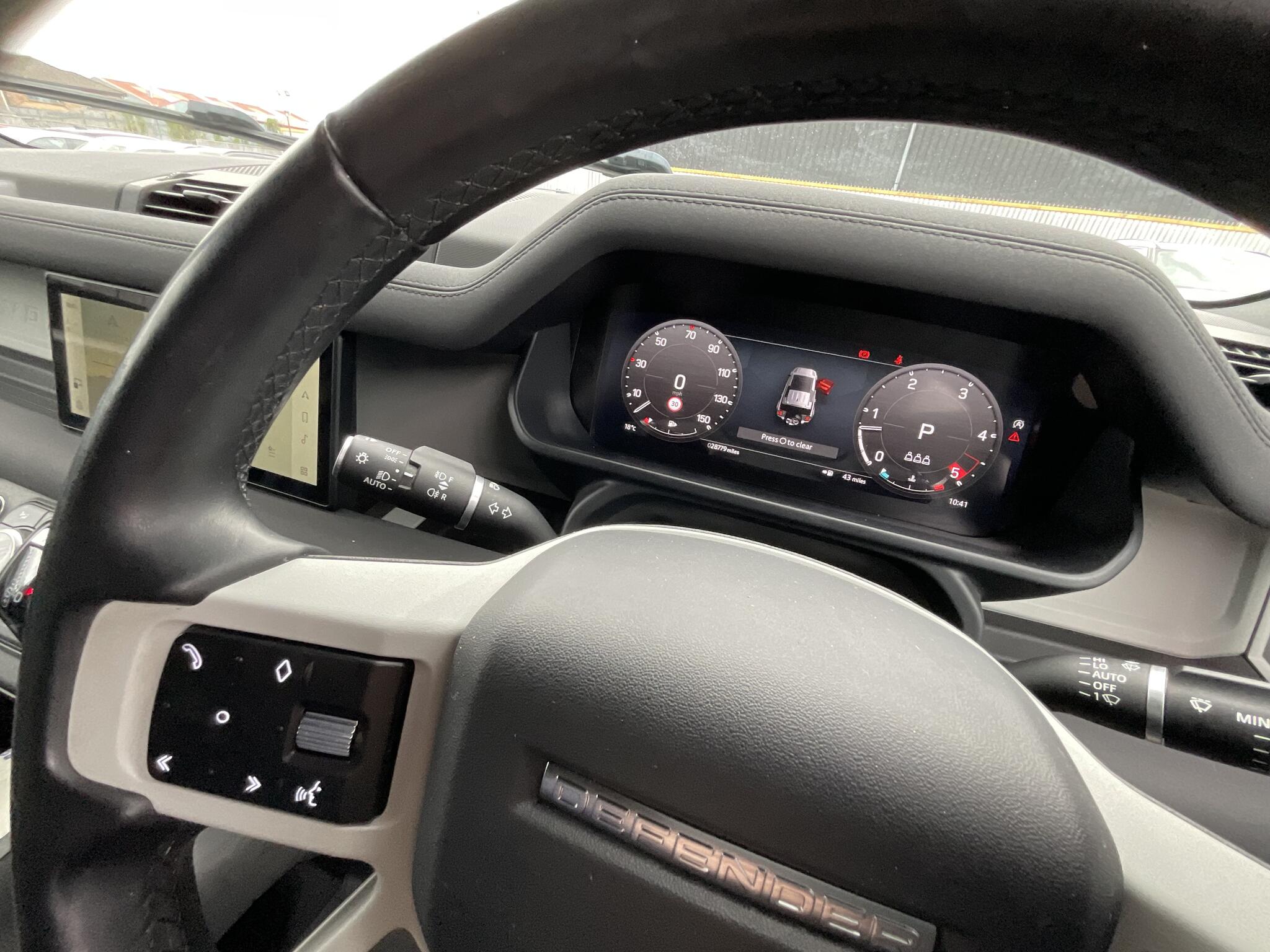 Land Rover Defender 110 view 23