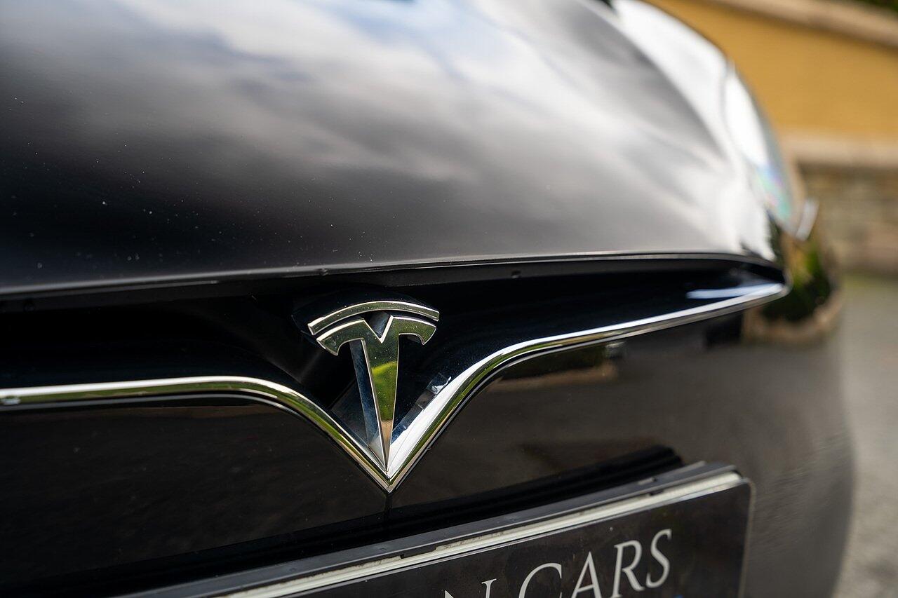 Tesla Model S view 22