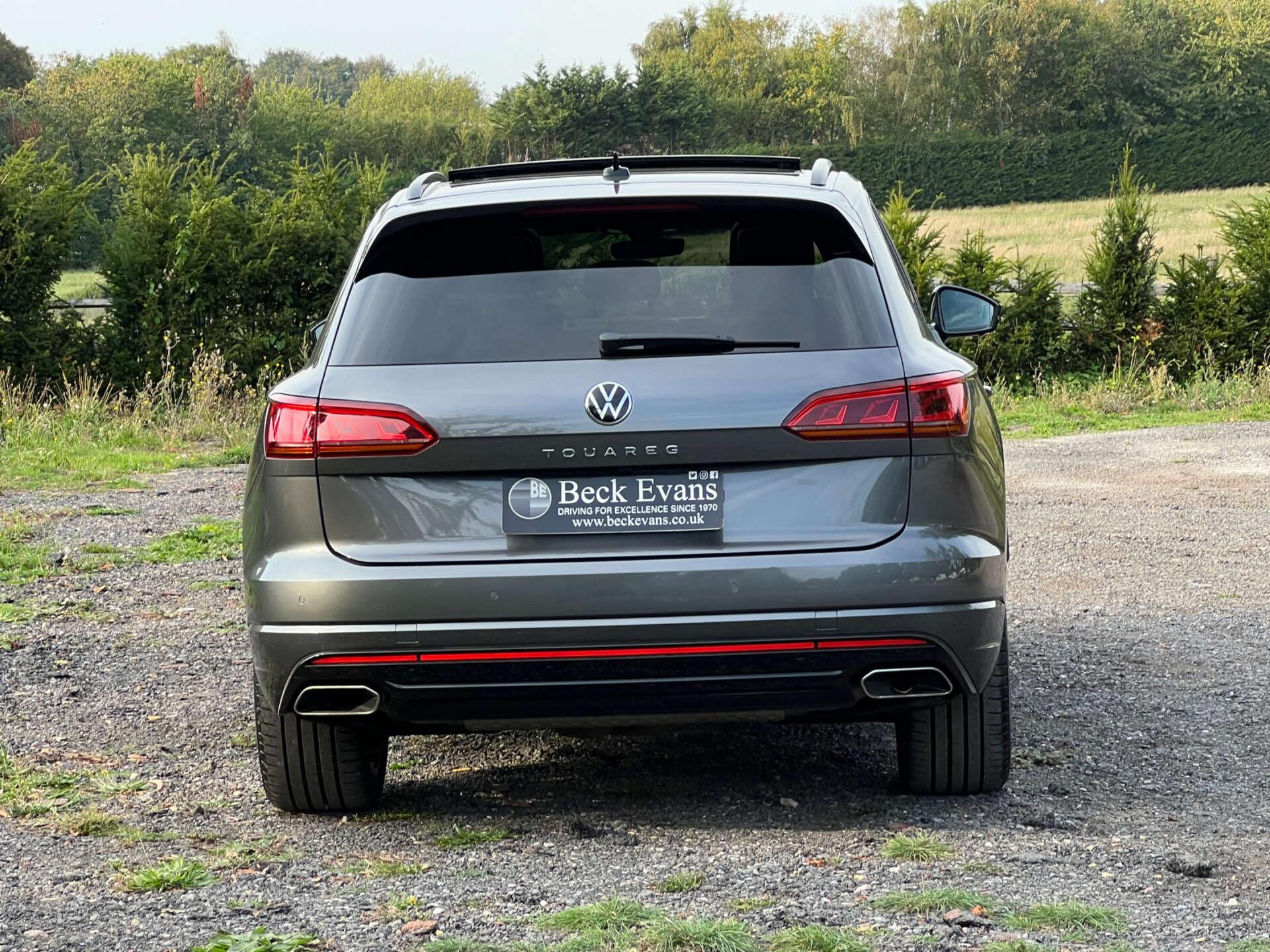 Volkswagen Touareg view 8