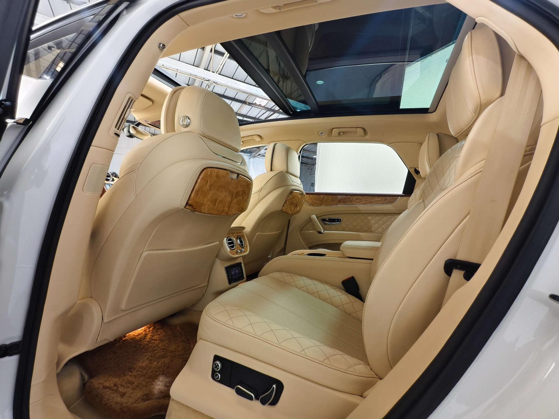 Bentley Bentayga view 28