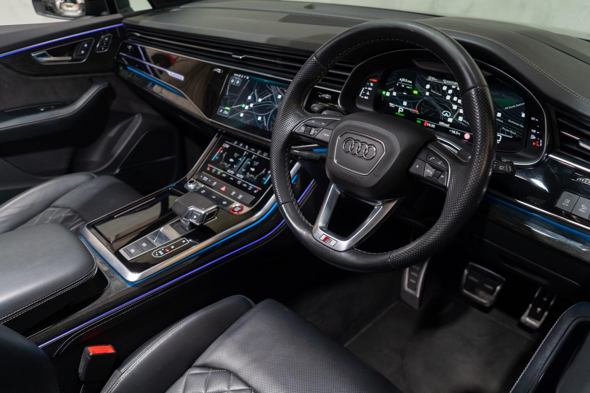 Audi SQ7 view 9