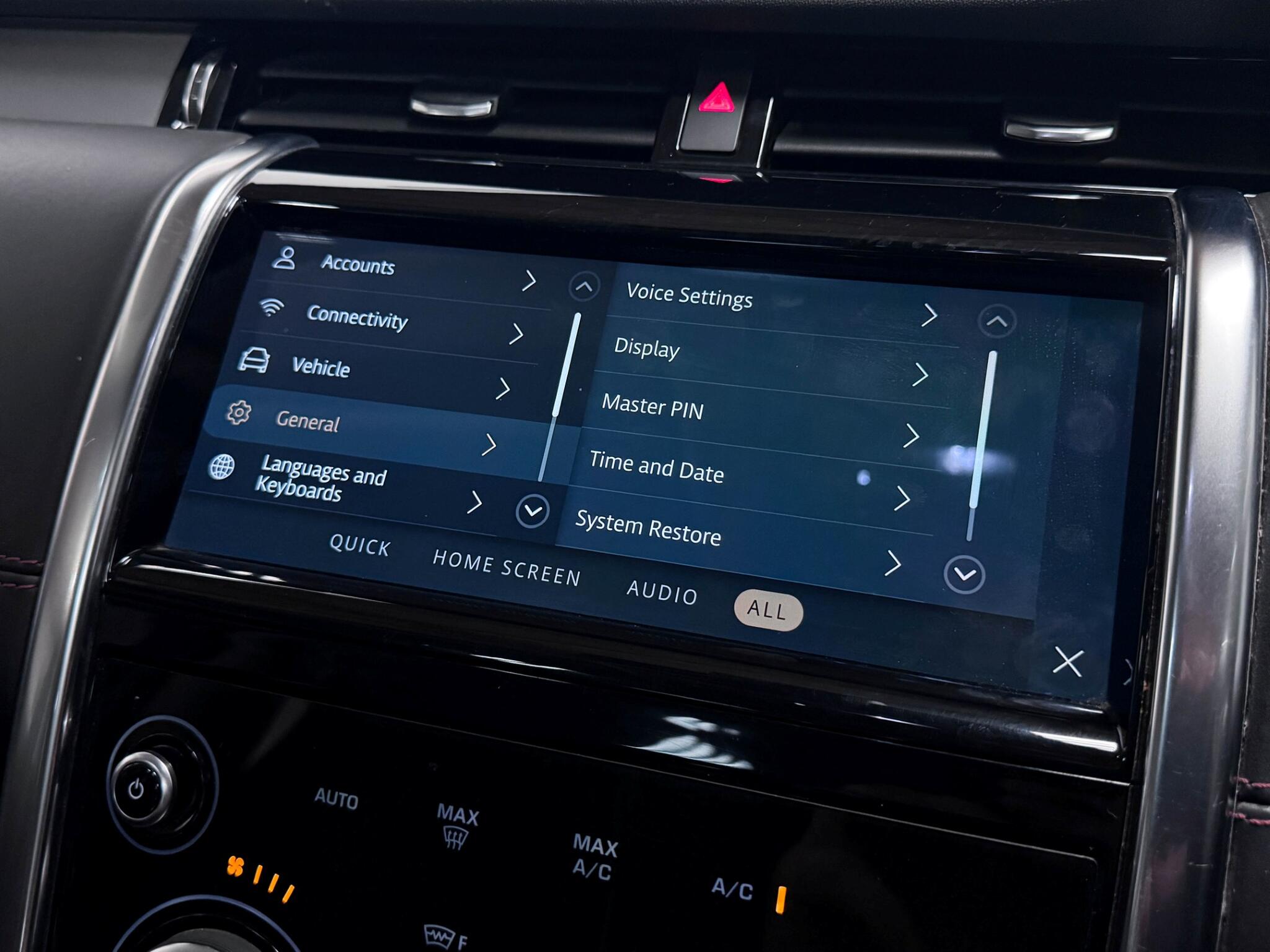 Land Rover Discovery Sport view 78