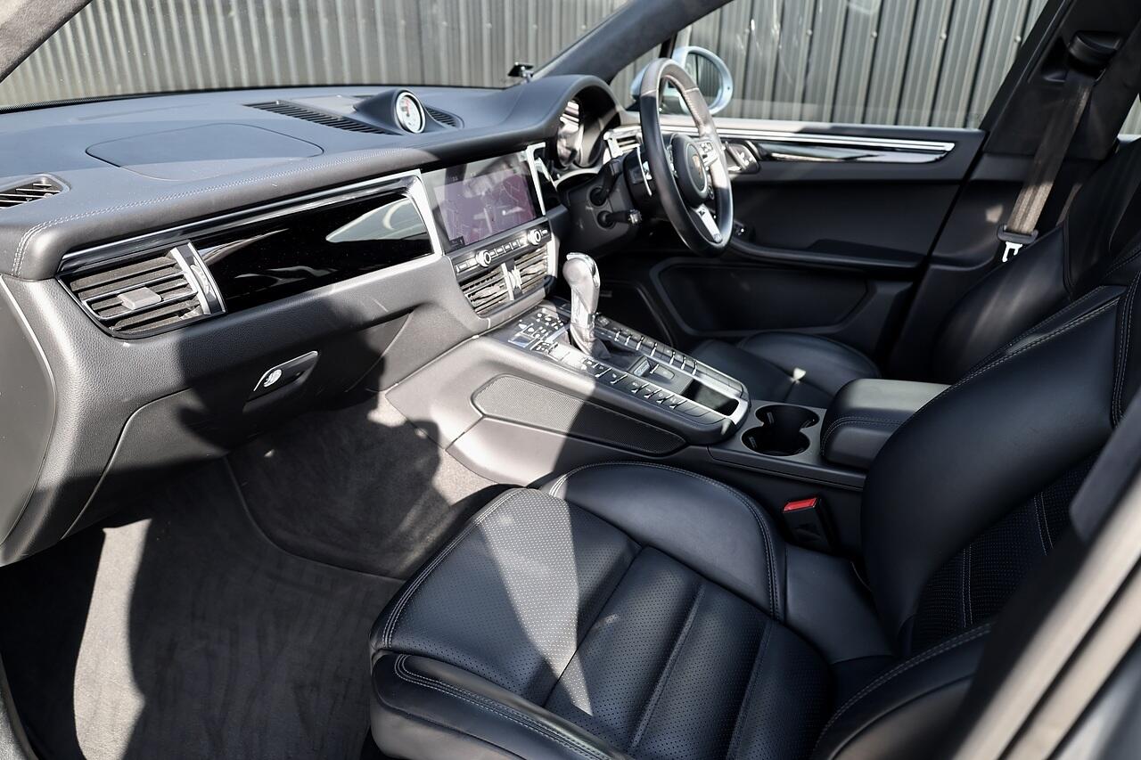 Porsche Macan view 3