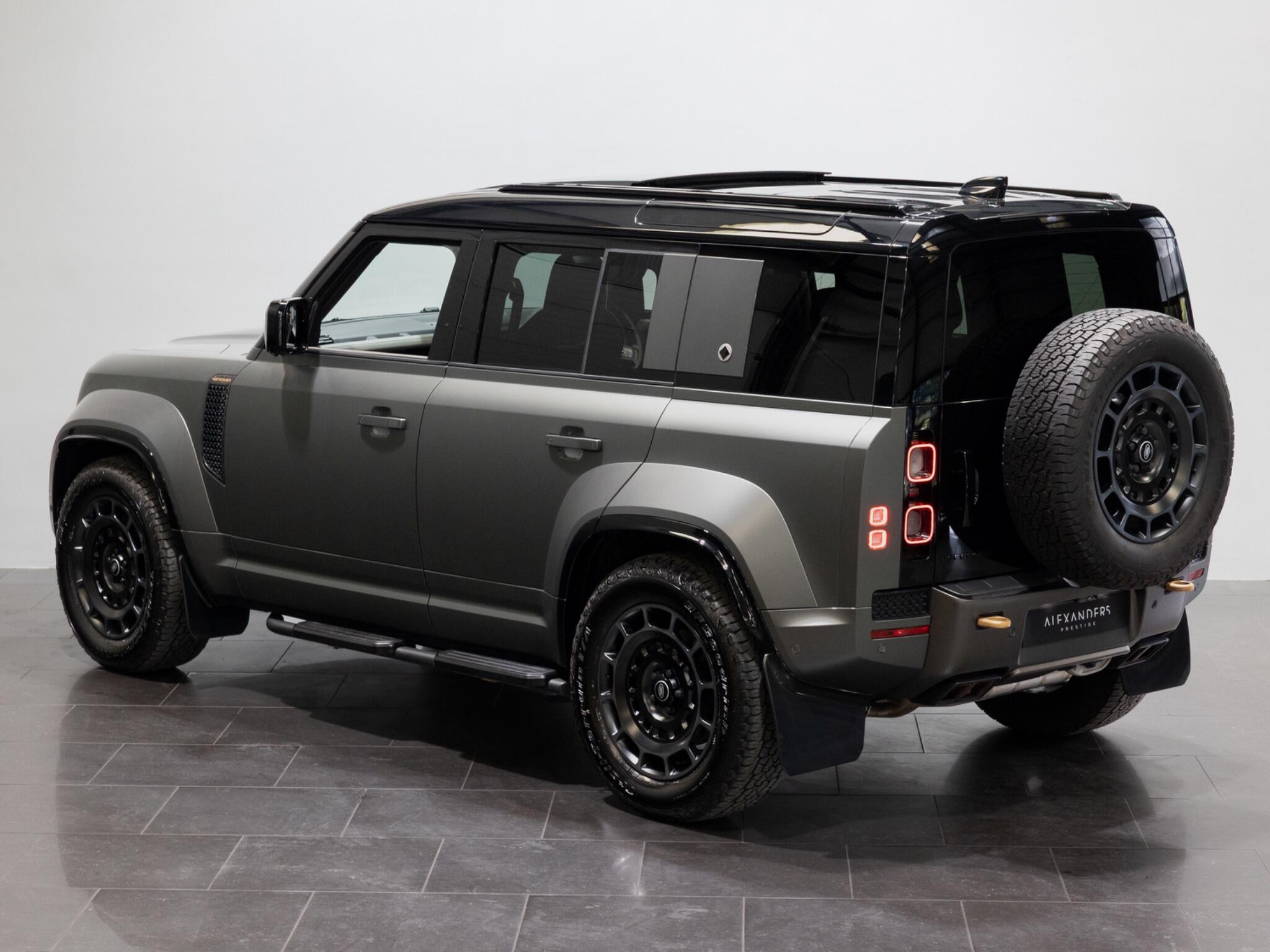 Land Rover Defender 110 view 5