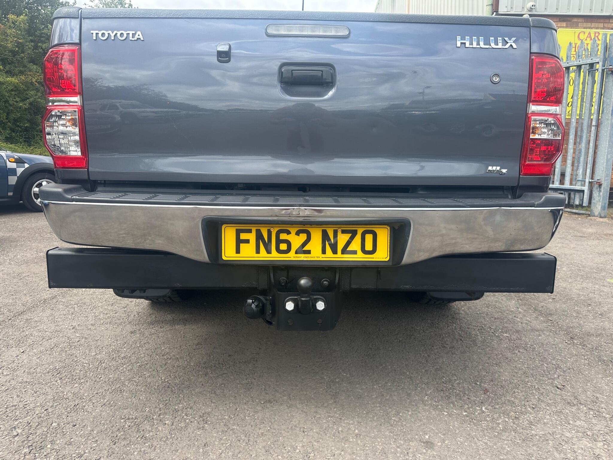 Toyota Hilux view 18