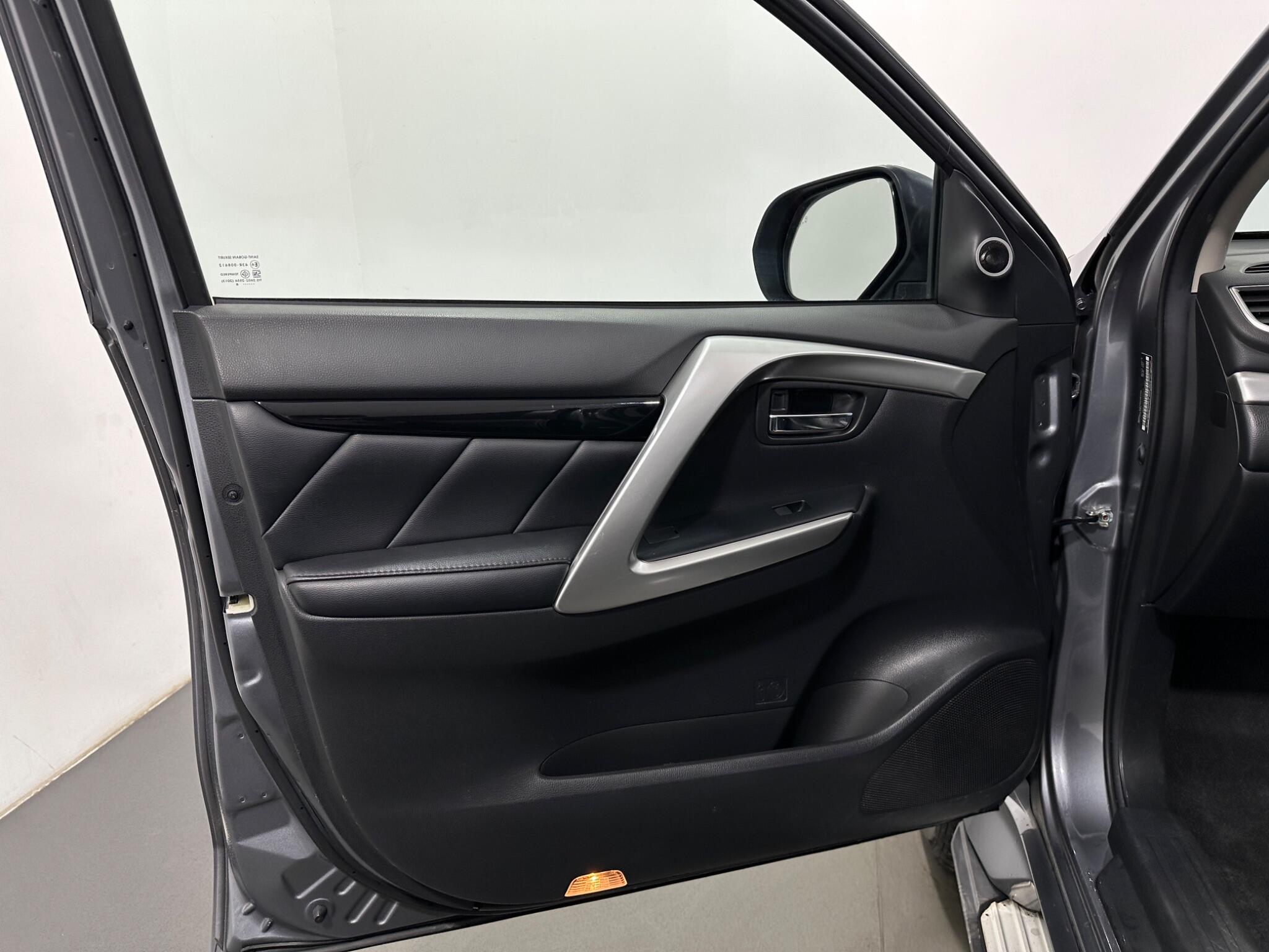 Mitsubishi Shogun Sport view 38