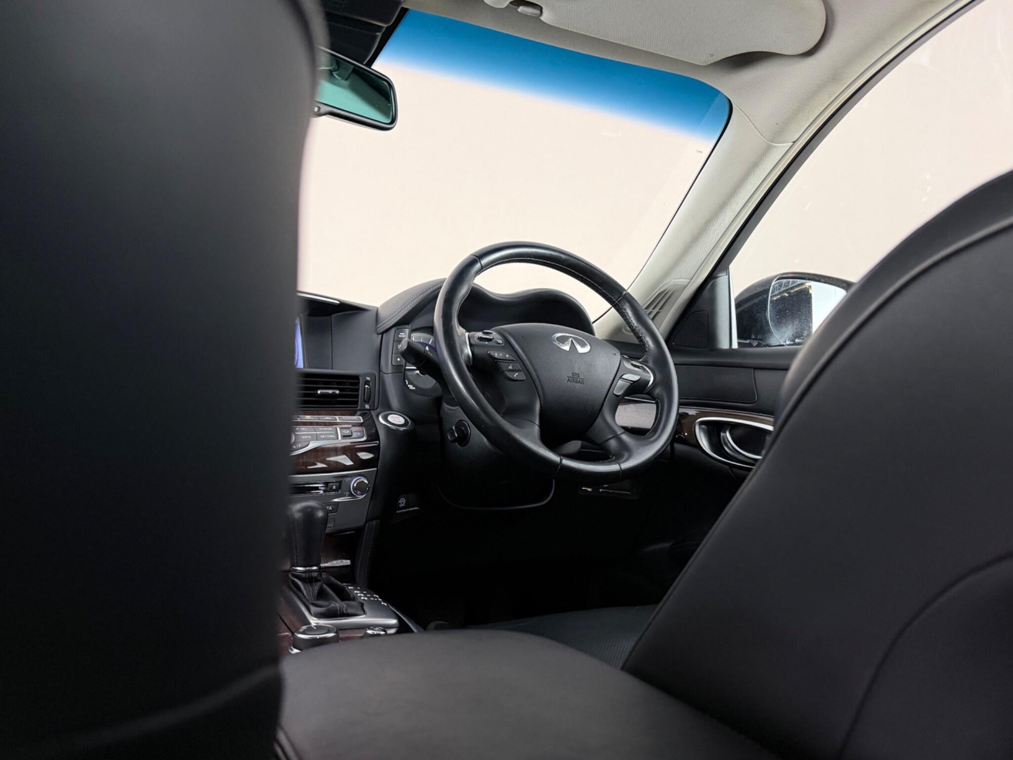 Infiniti Q70 view 4