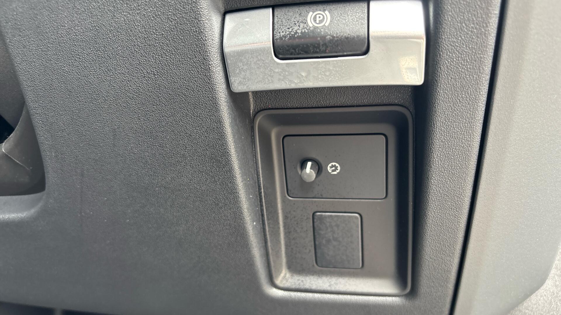 Land Rover Defender view 36
