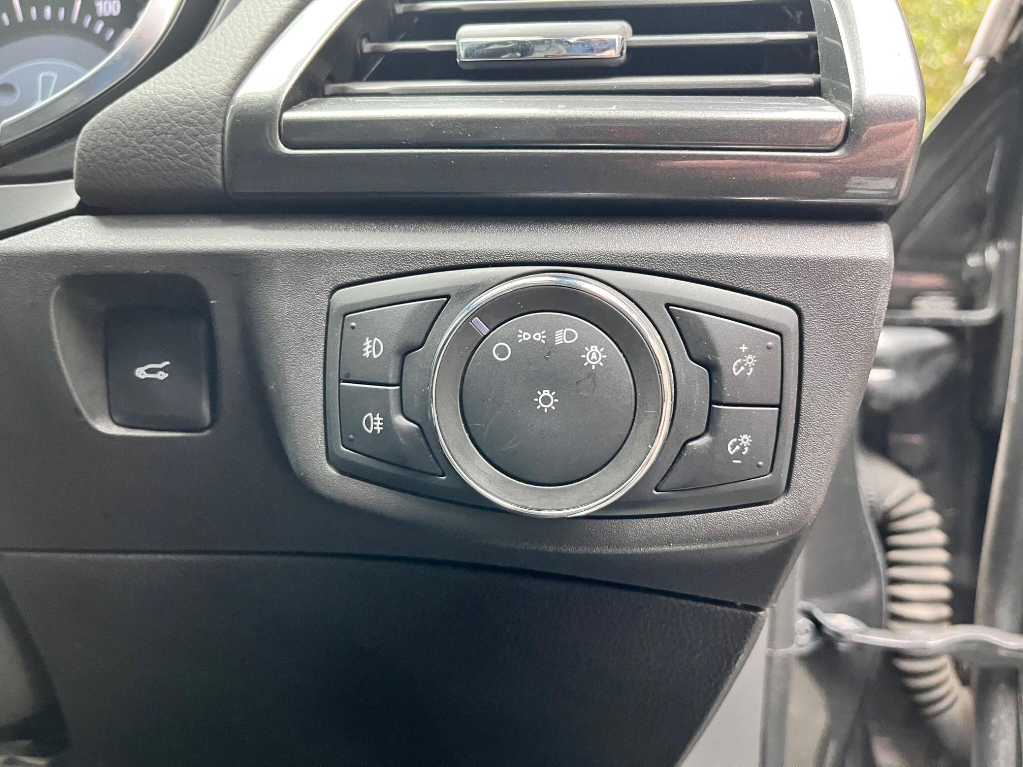 Ford Mondeo view 37