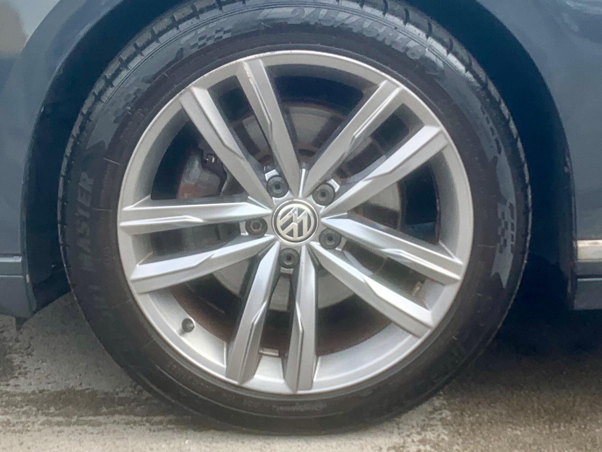 Volkswagen Passat view 9