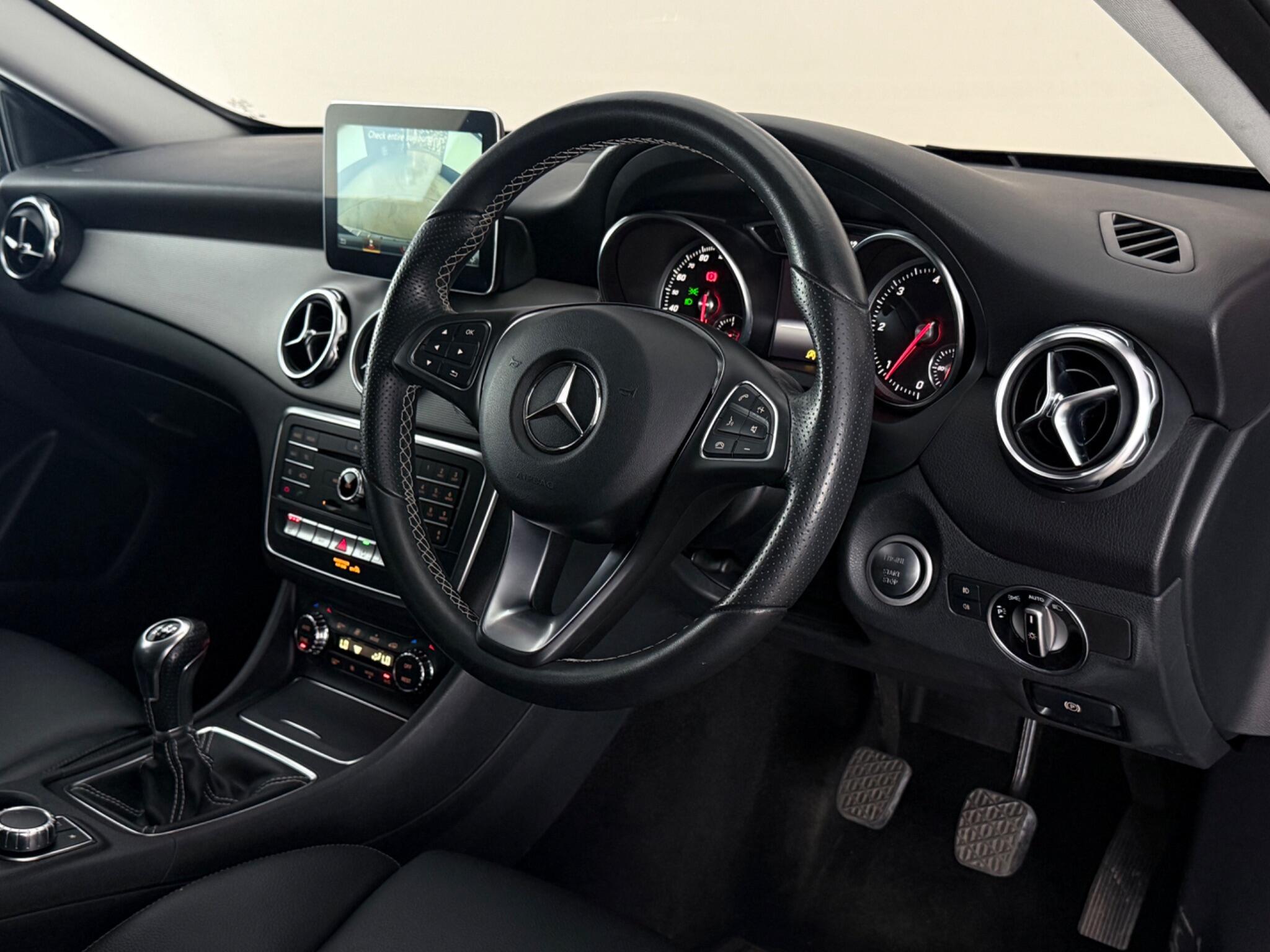 Mercedes-Benz Gla view 3