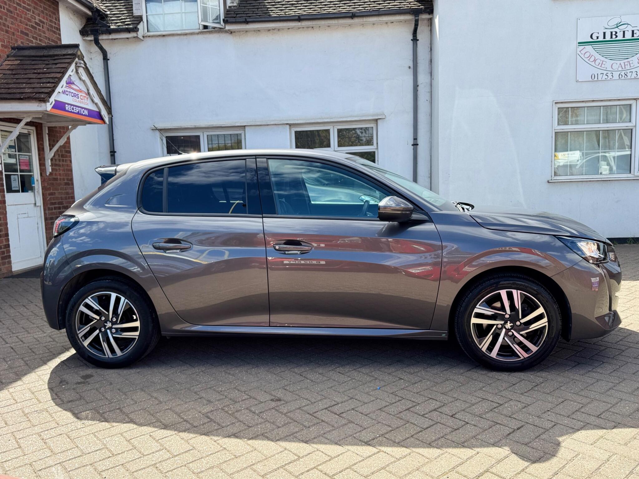 Peugeot 208 view 6