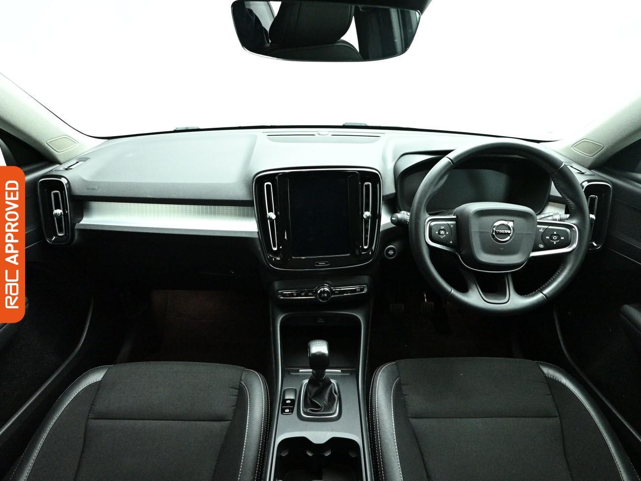 Volvo XC40 view 2