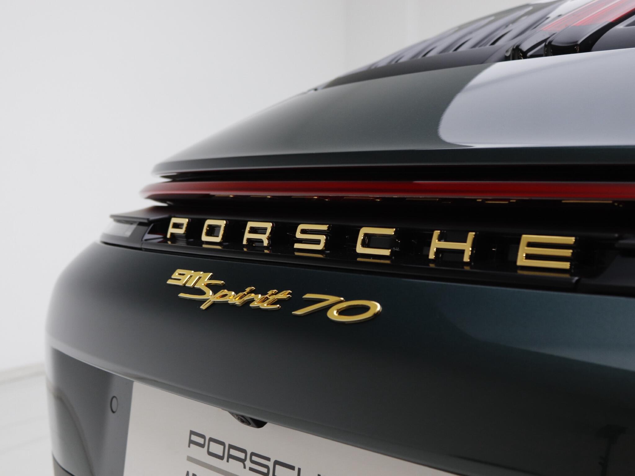 Porsche 911 view 19