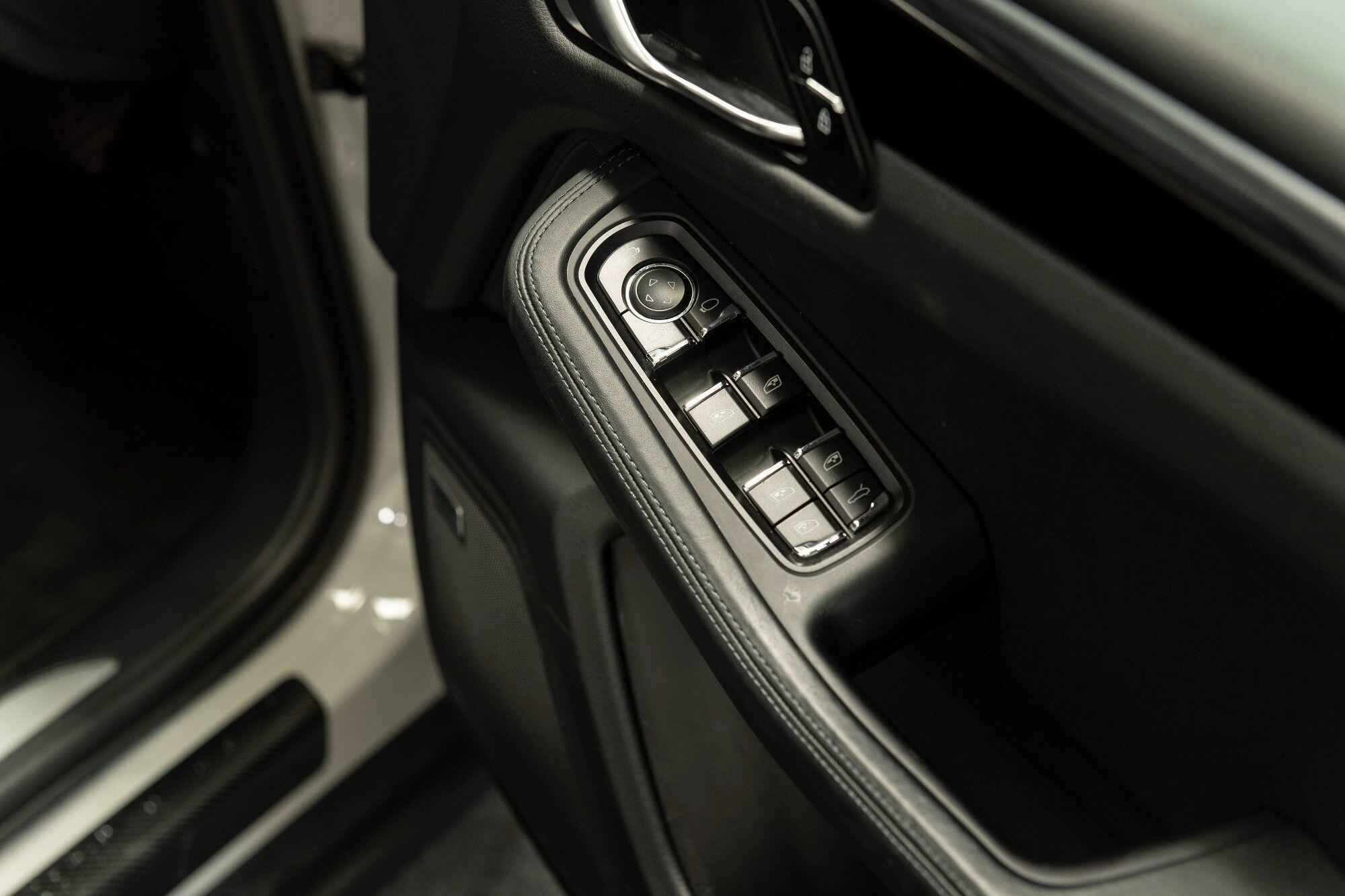 Porsche Macan view 14