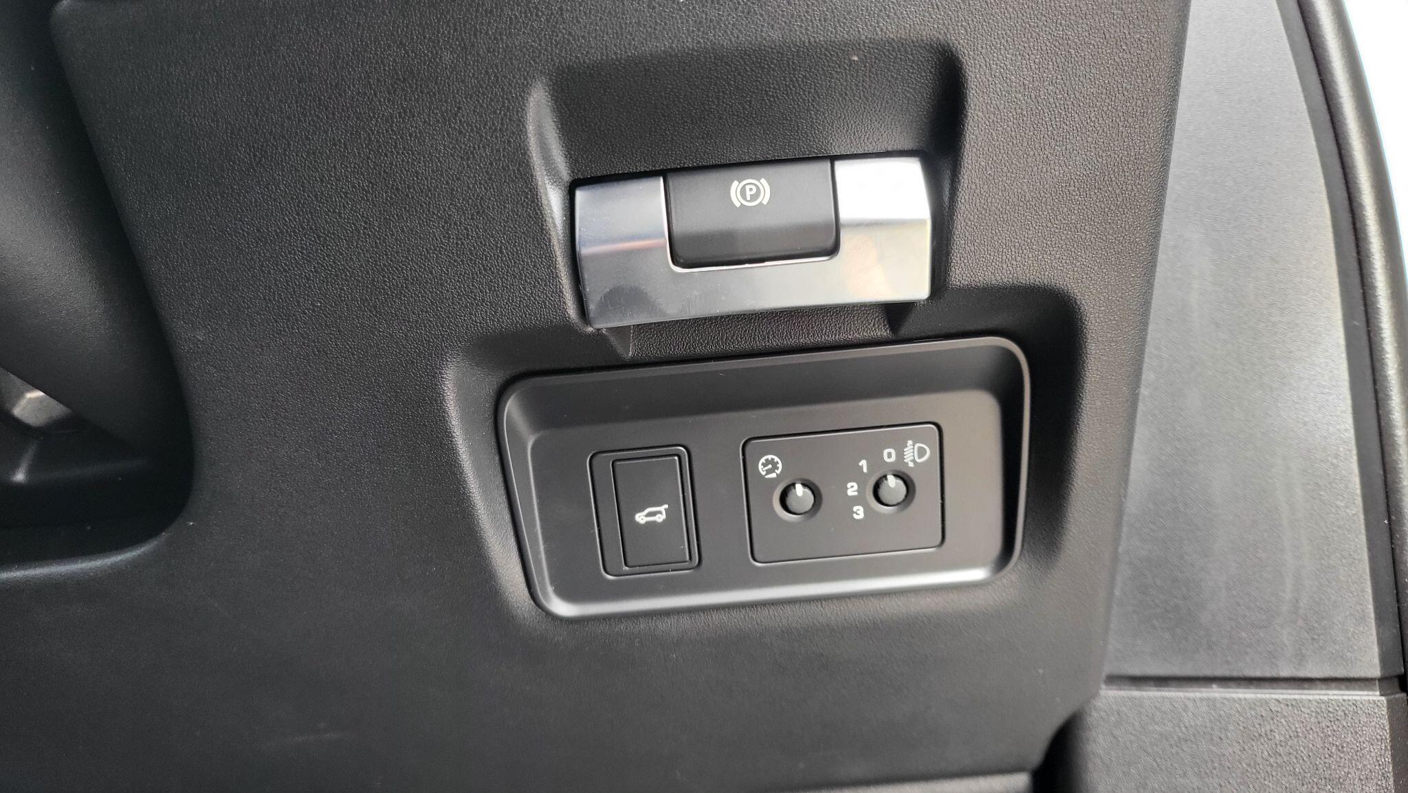 Land Rover Discovery Sport view 28