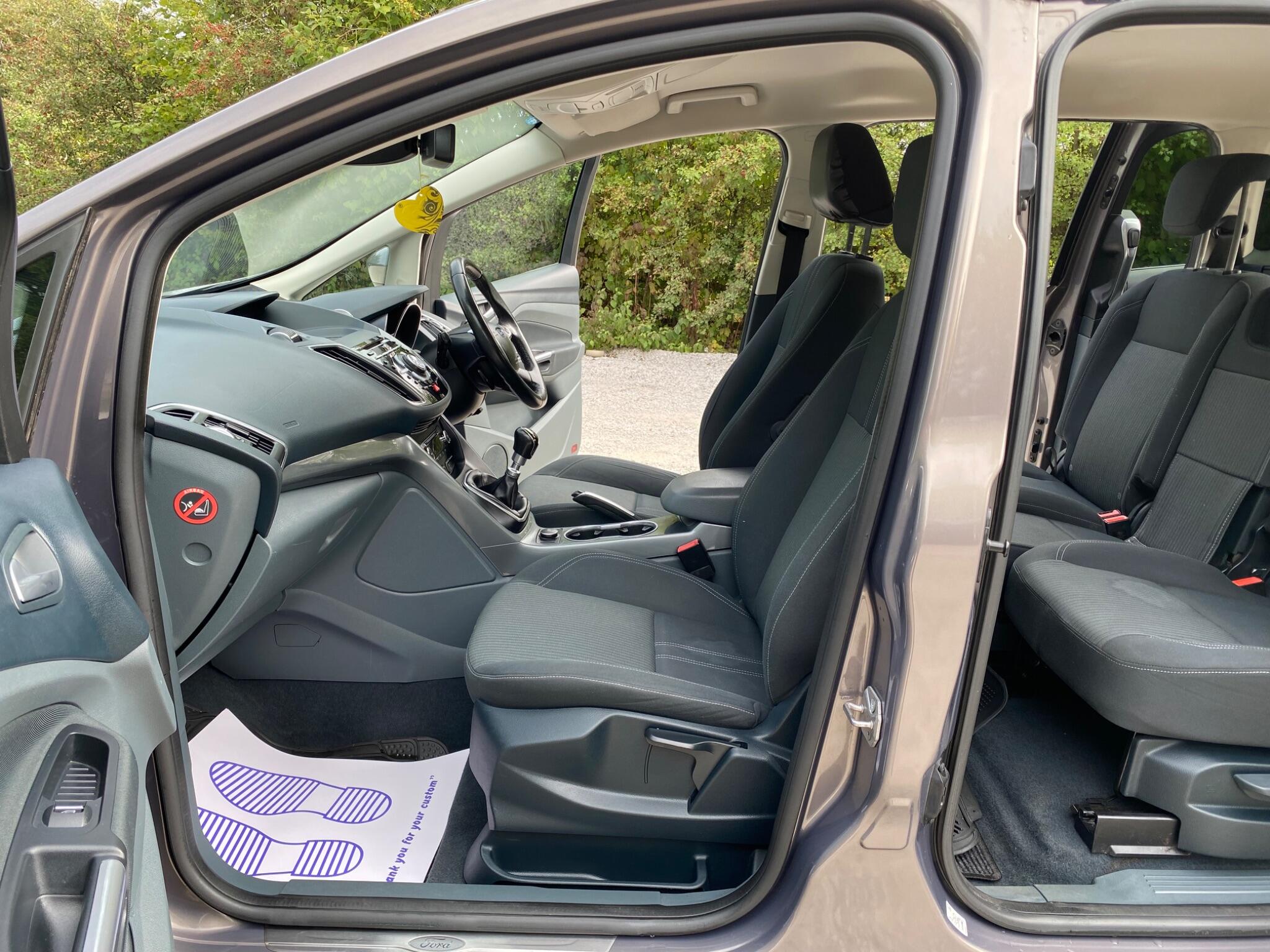 Ford Grand C-Max view 16