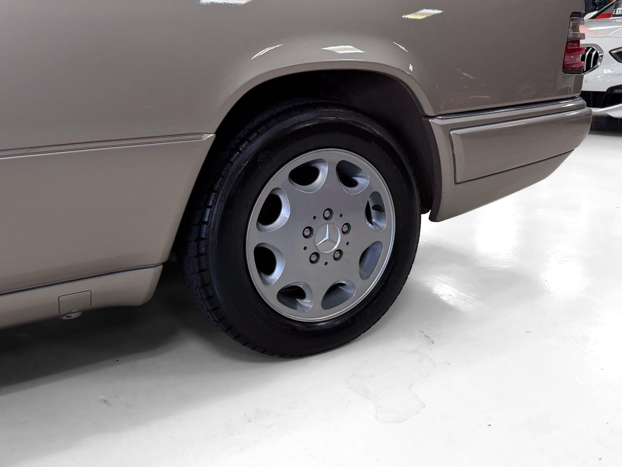 Mercedes-Benz E Class view 36