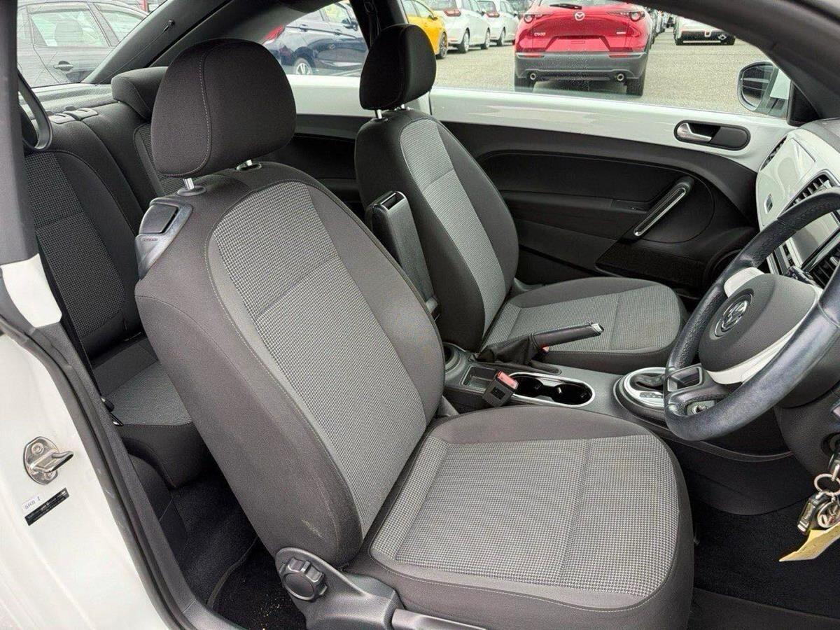 Volkswagen Beetle view 10