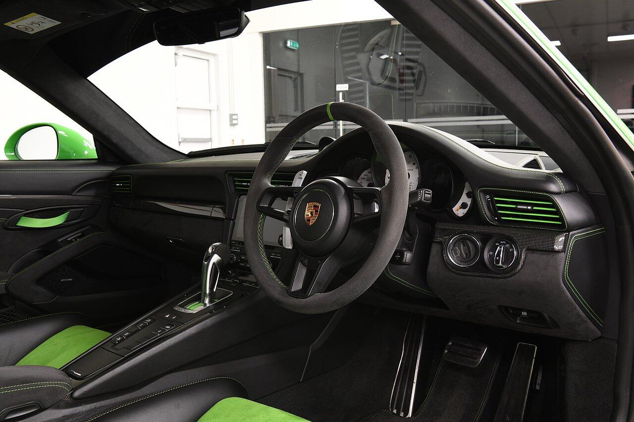 Porsche 911 view 4