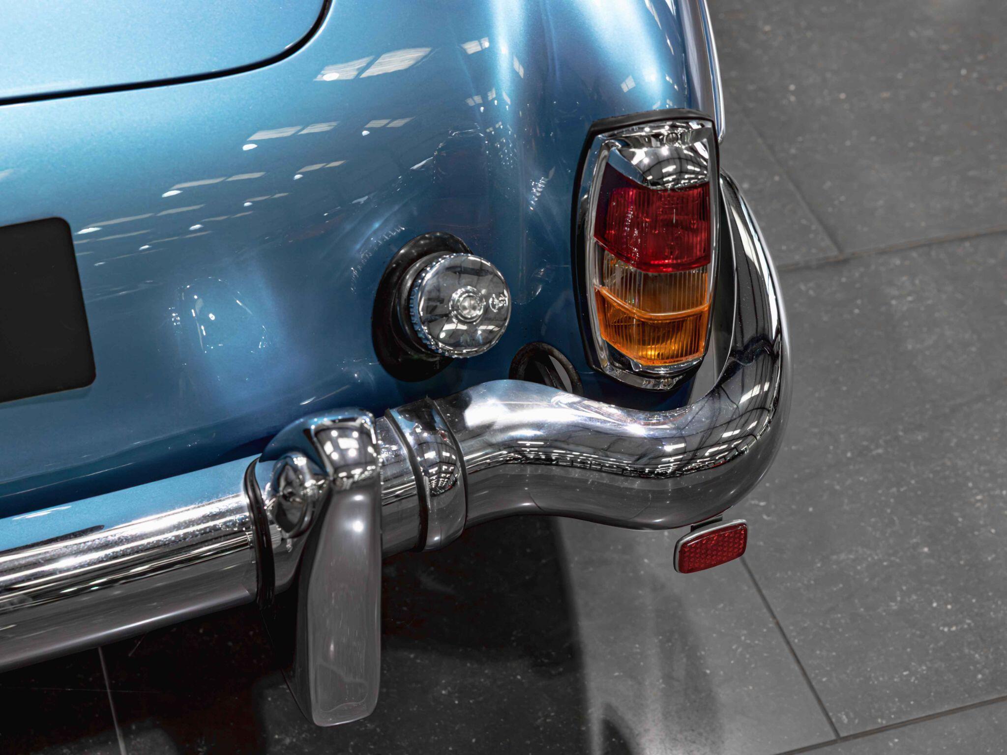 Mercedes-Benz 190 SL view 21