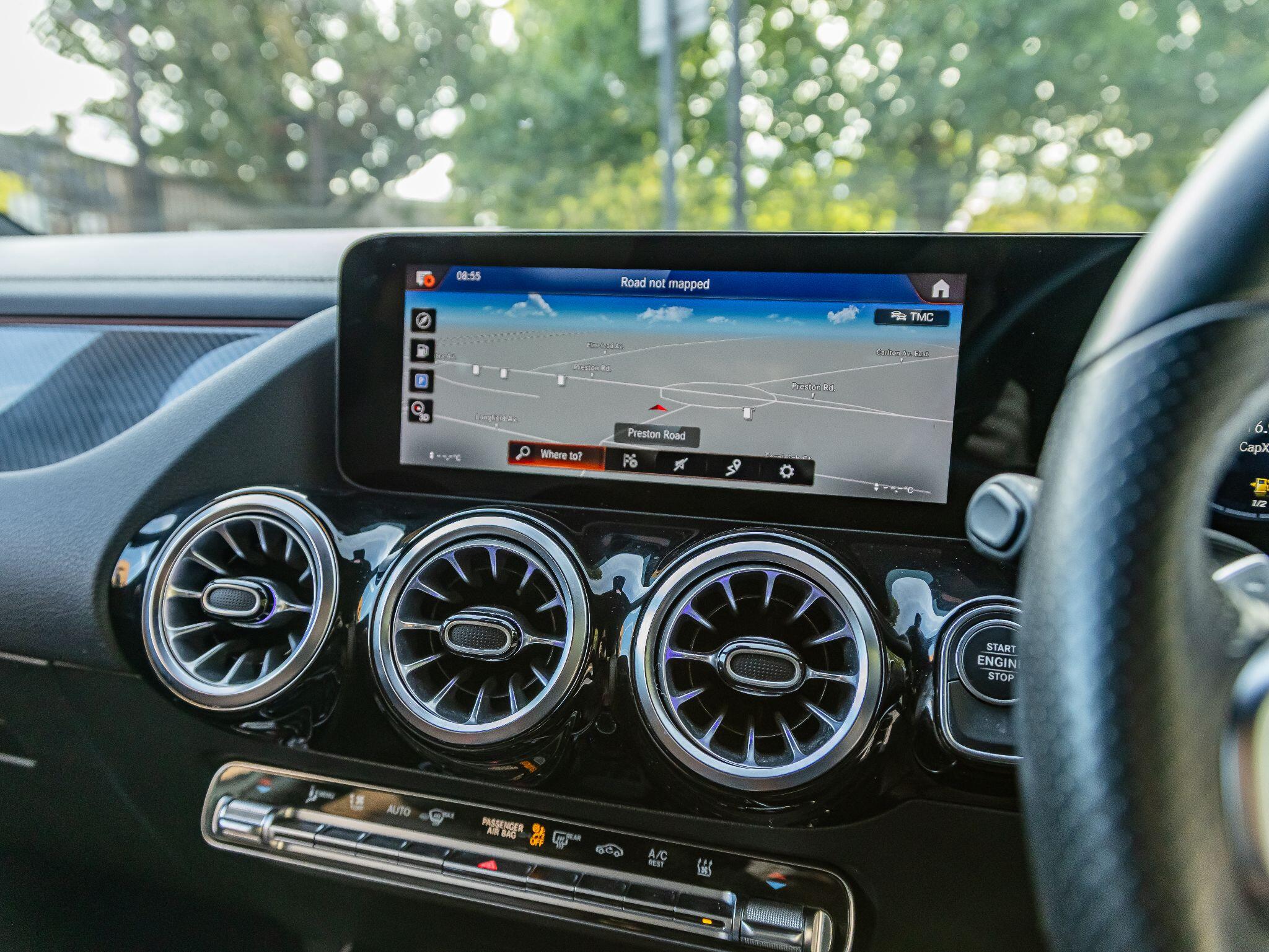 Mercedes-Benz GLA view 27
