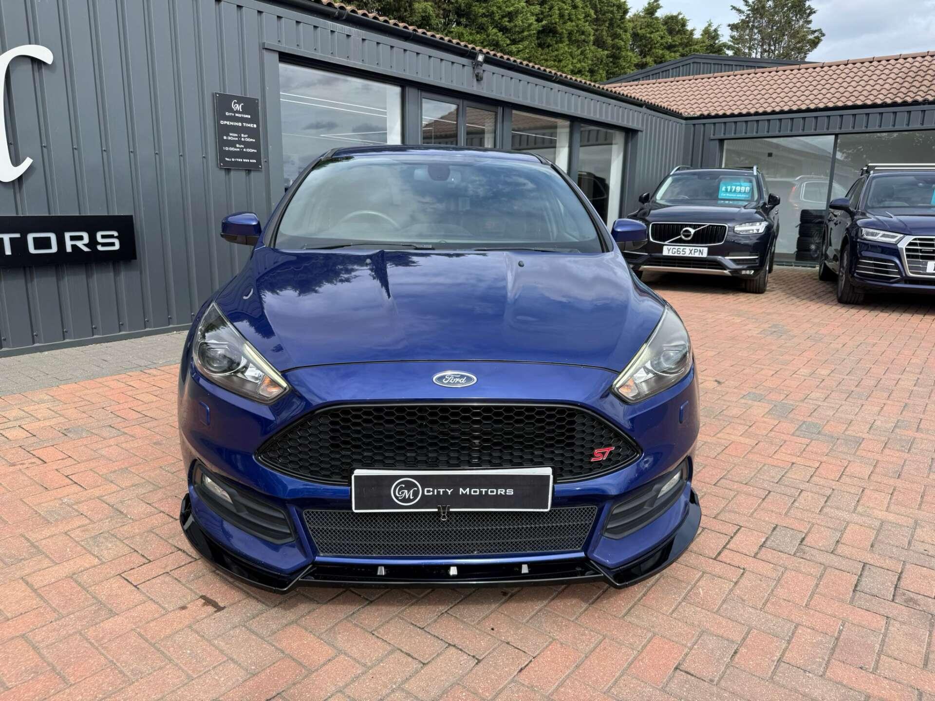 Ford Focus view 3