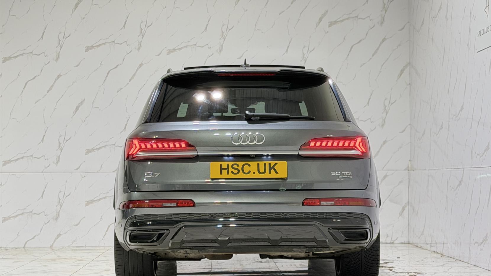 Audi Q7 view 5