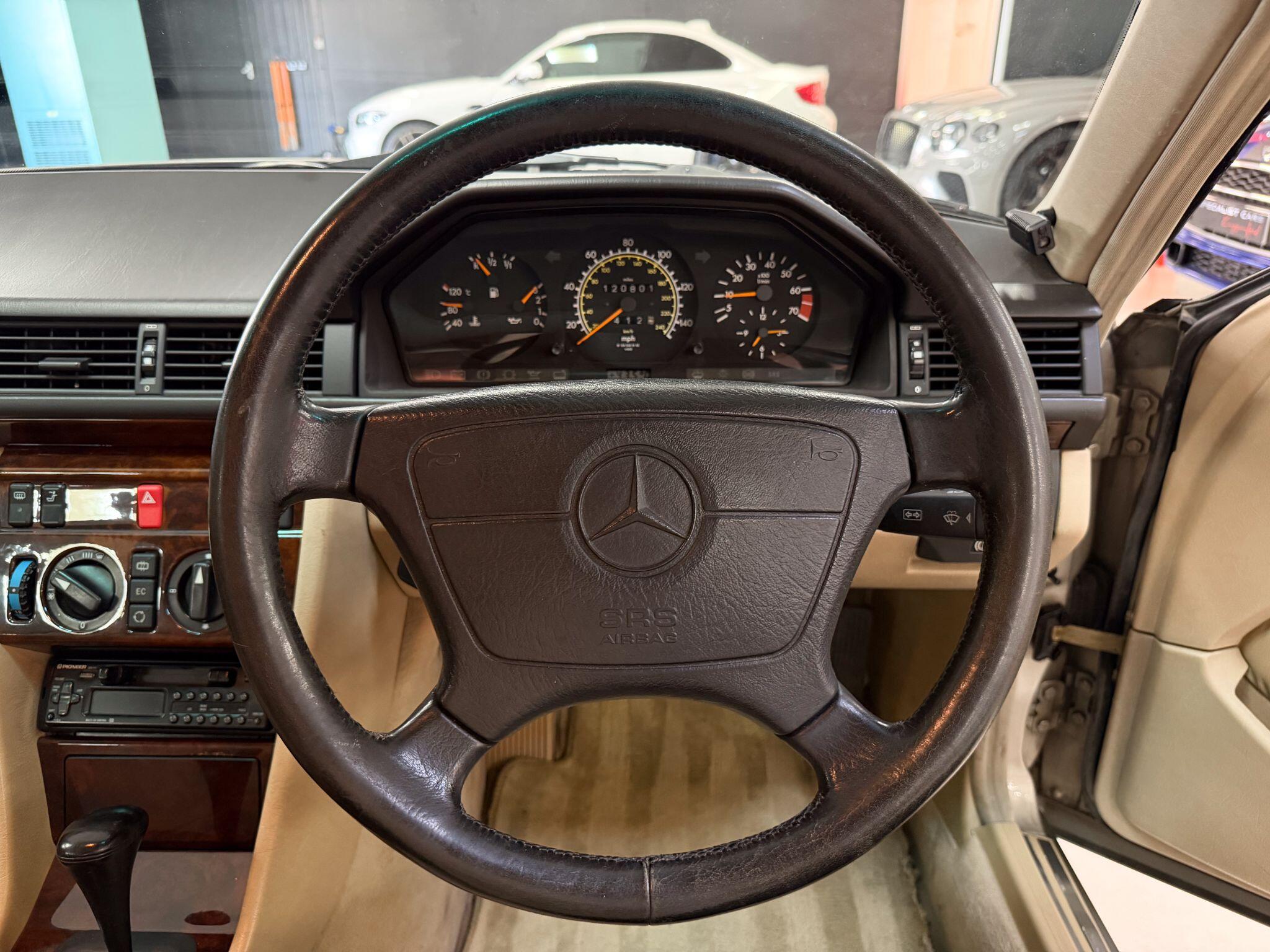 Mercedes-Benz E Class view 23