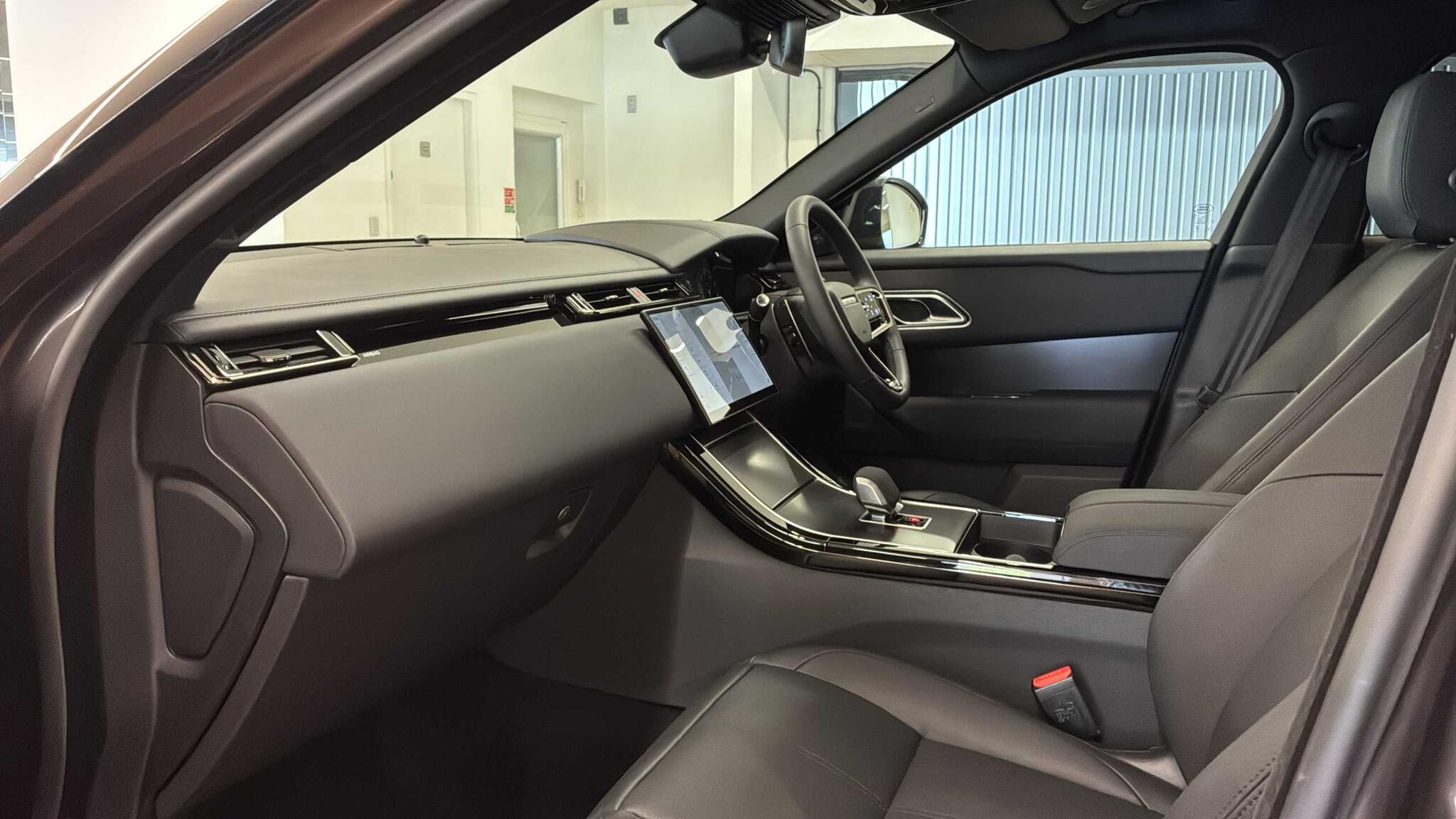 Land Rover Range Rover Velar view 3