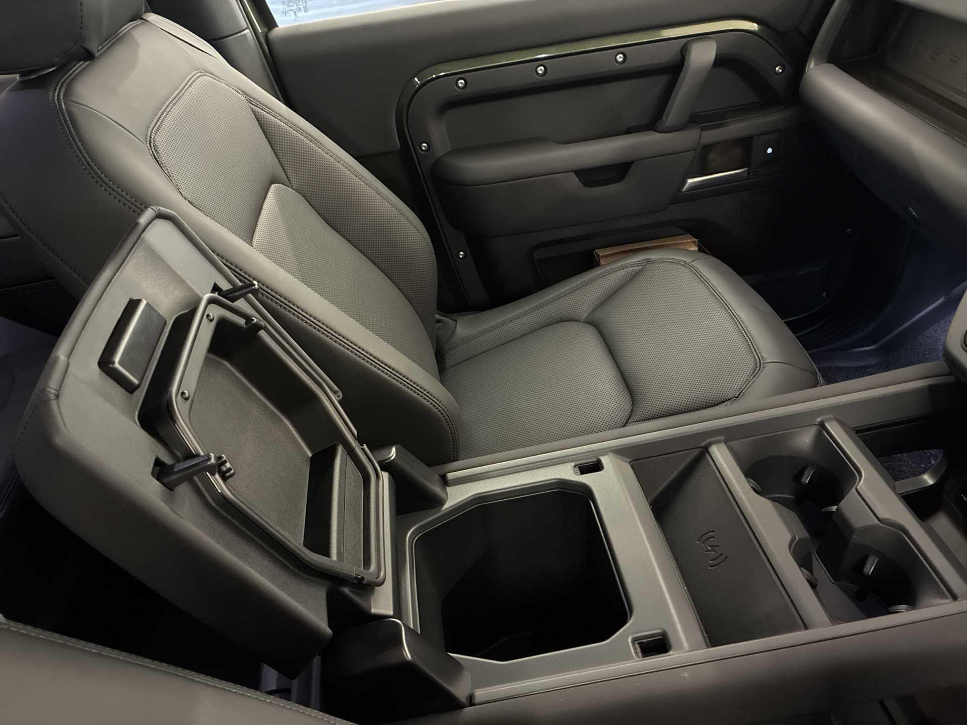 Land Rover Defender view 36