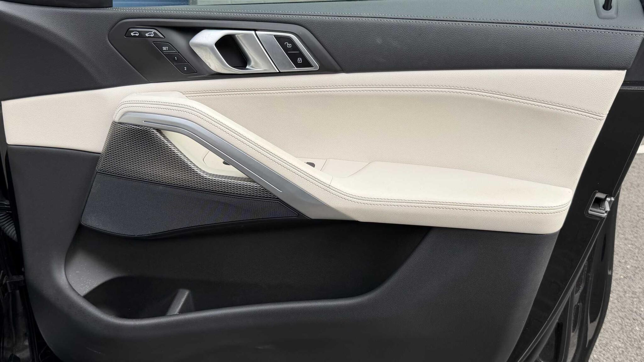 BMW X6 view 24
