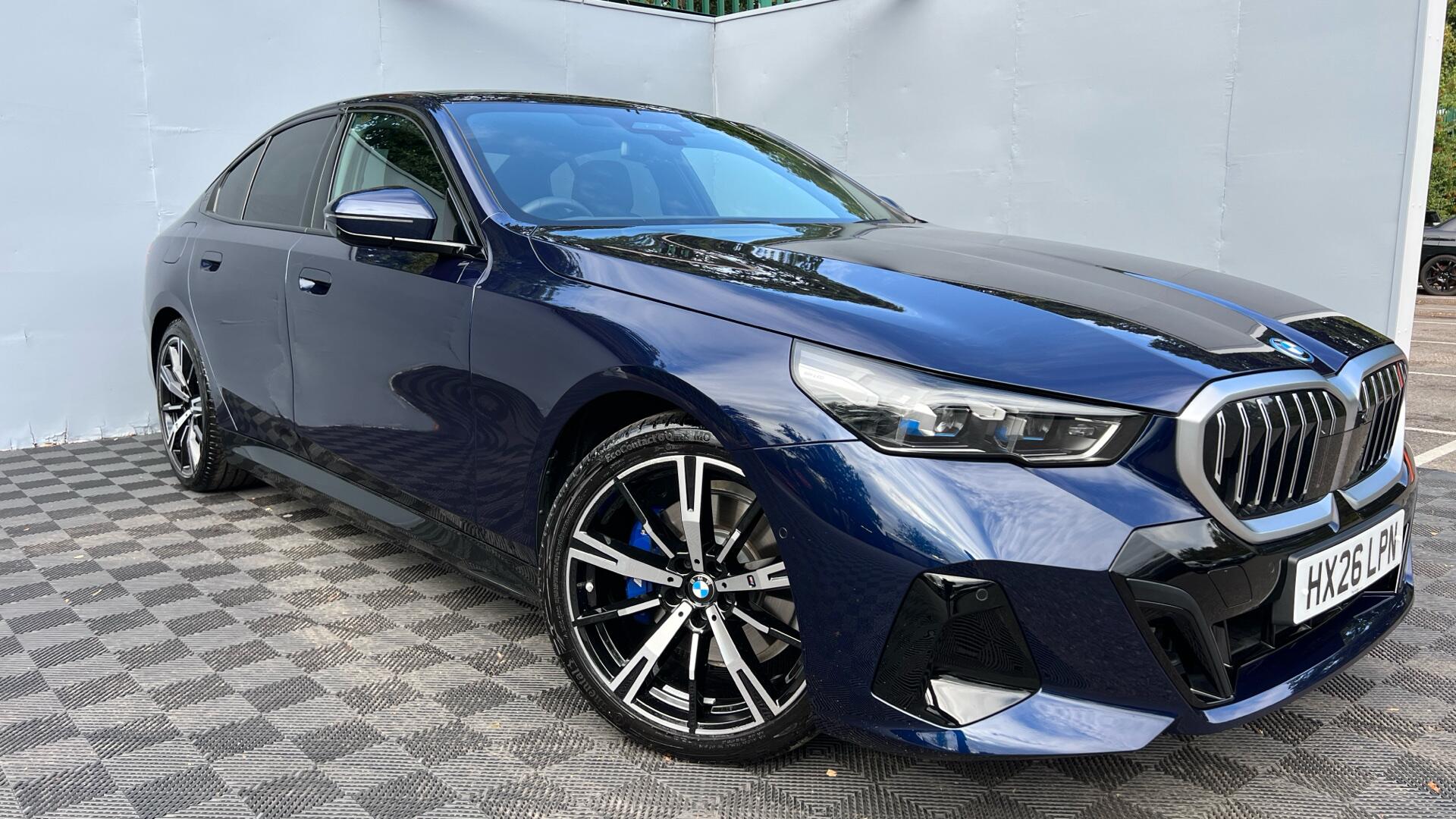 BMW 5 Series view 24