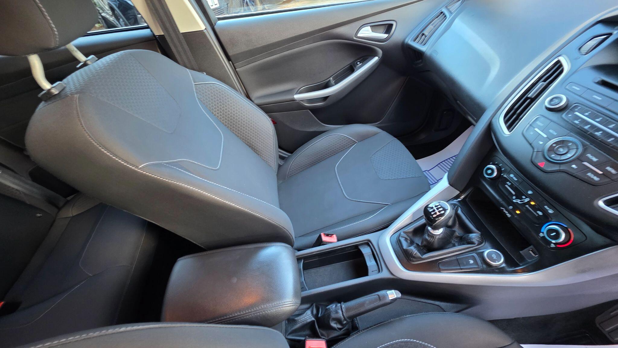 Ford Focus view 26