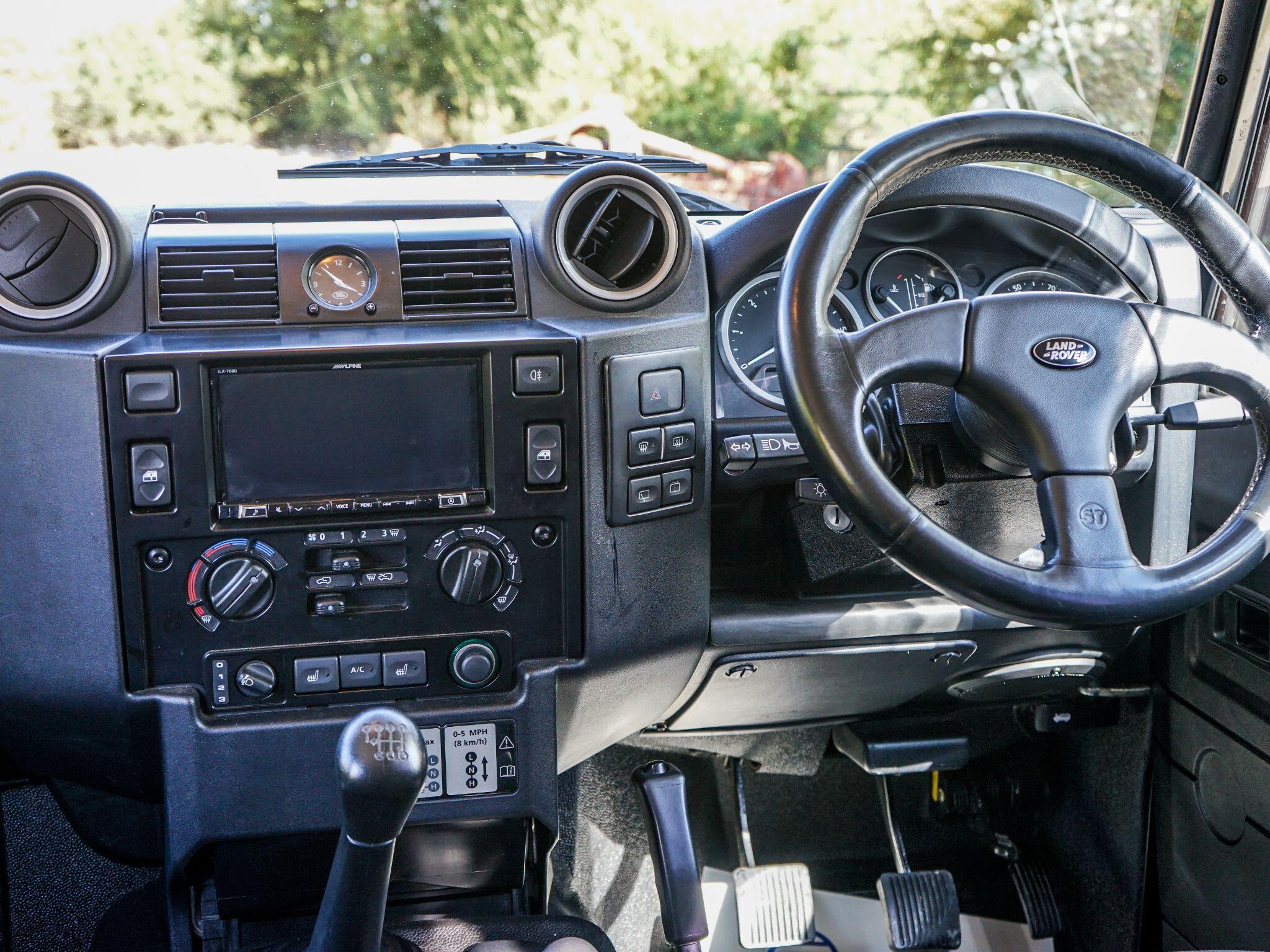 Land Rover Defender 110 view 24