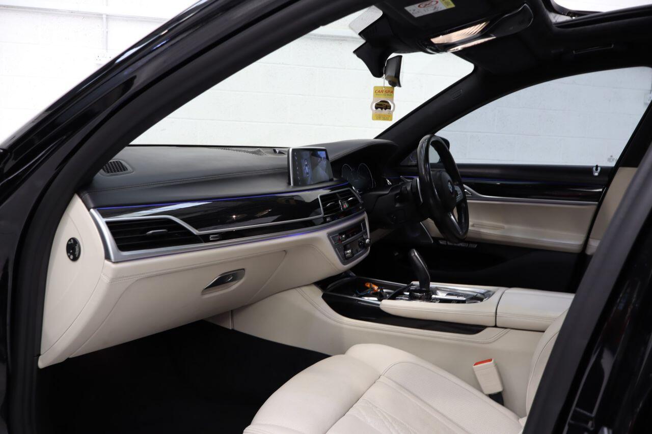 BMW 7 Series view 30