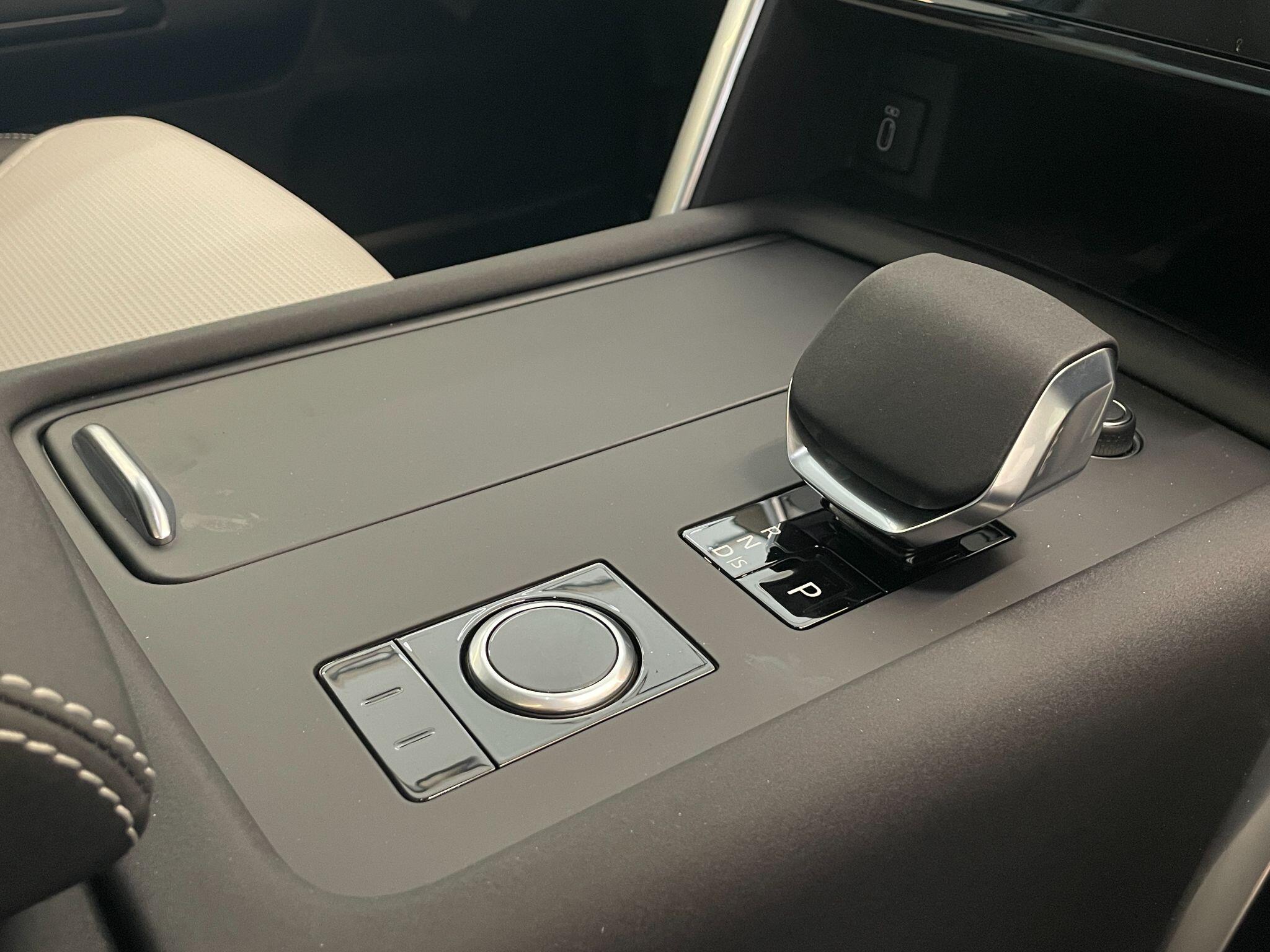 Land Rover Discovery view 7