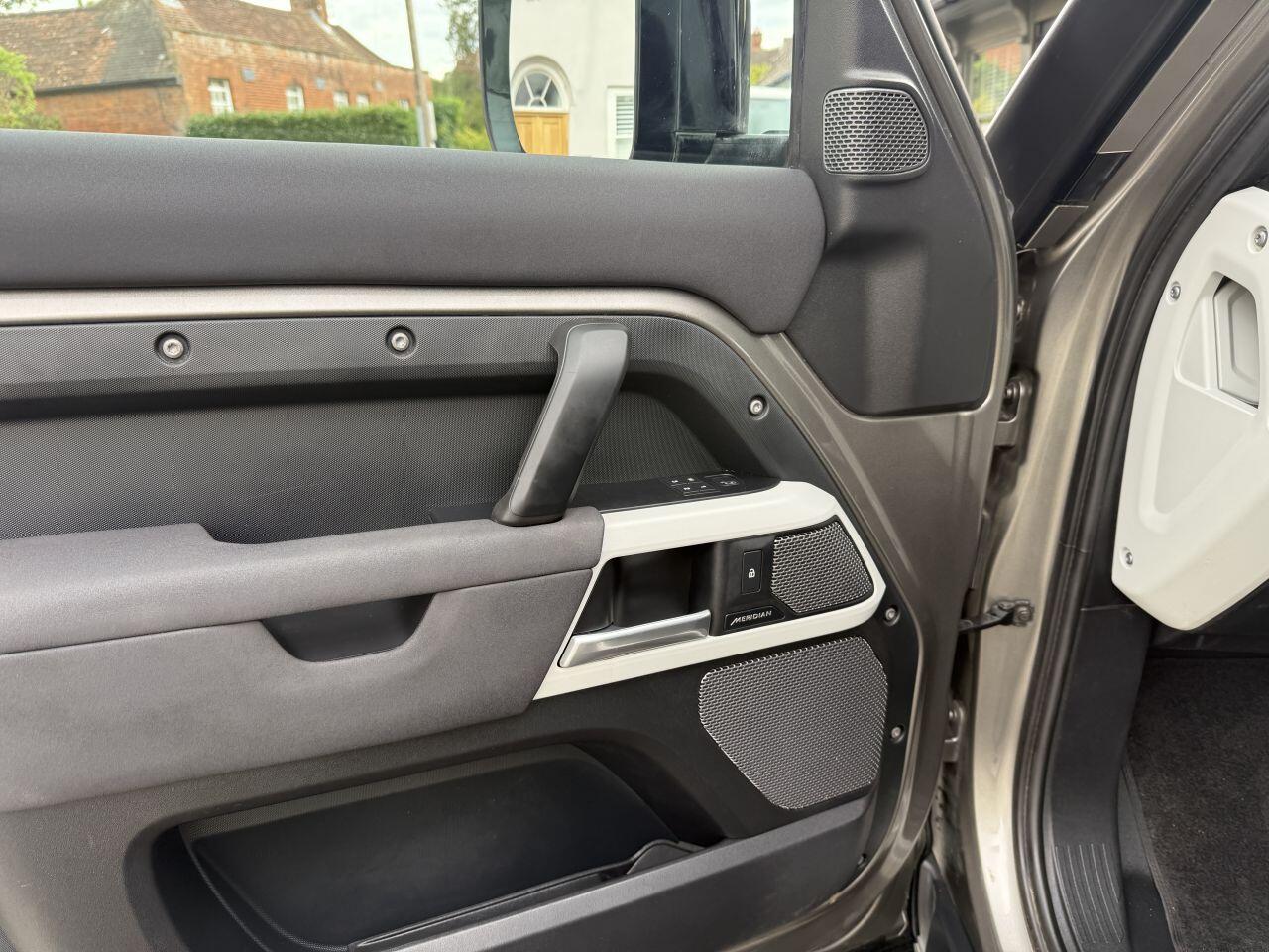 Land Rover Defender 110 view 31